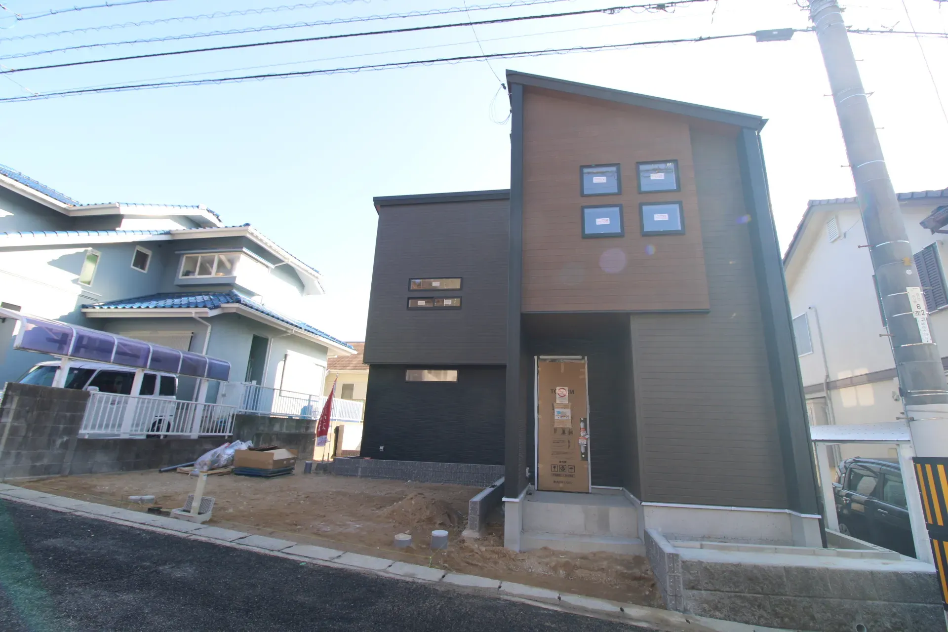 前面道路から見た外観