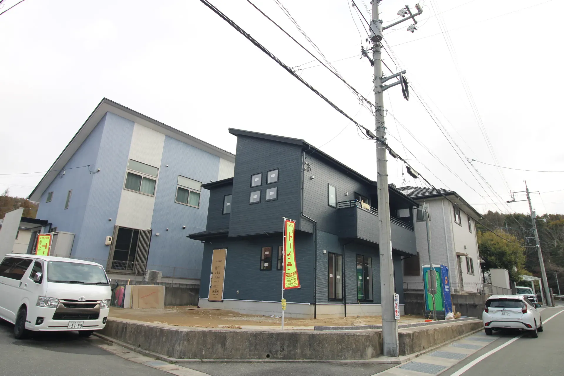 前面道路から見た外観