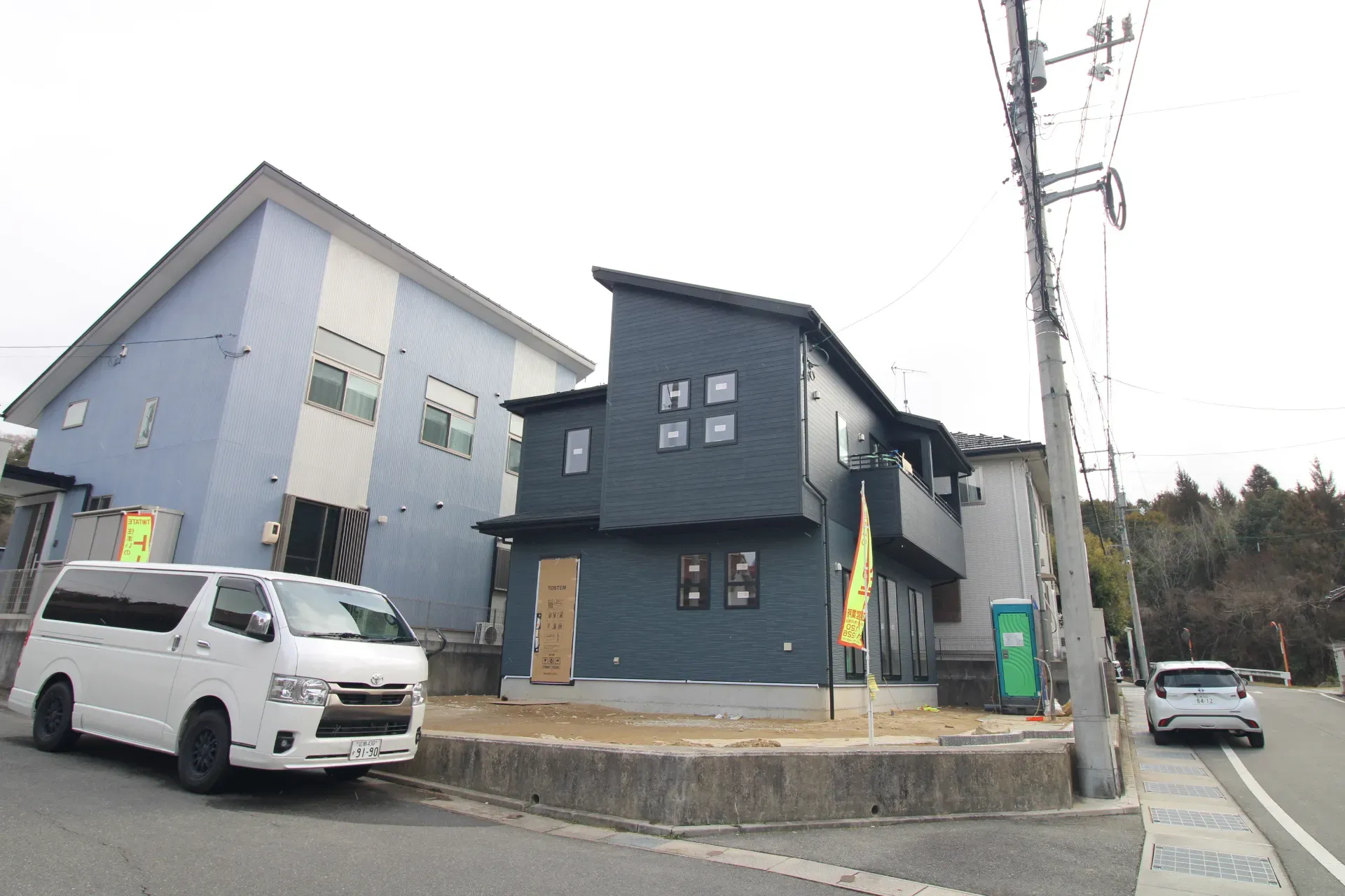 前面道路から見た外観