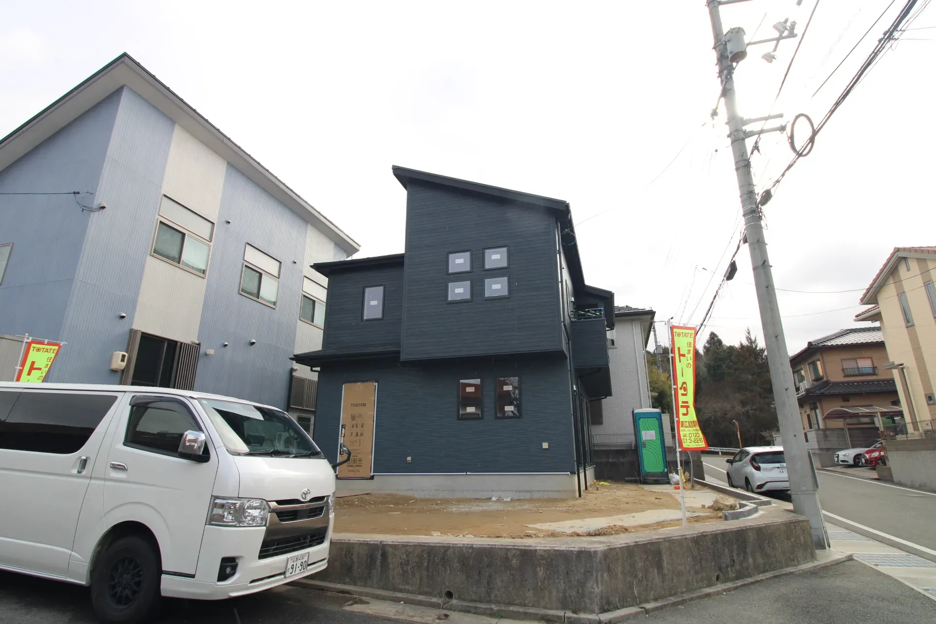 前面道路から見た外観