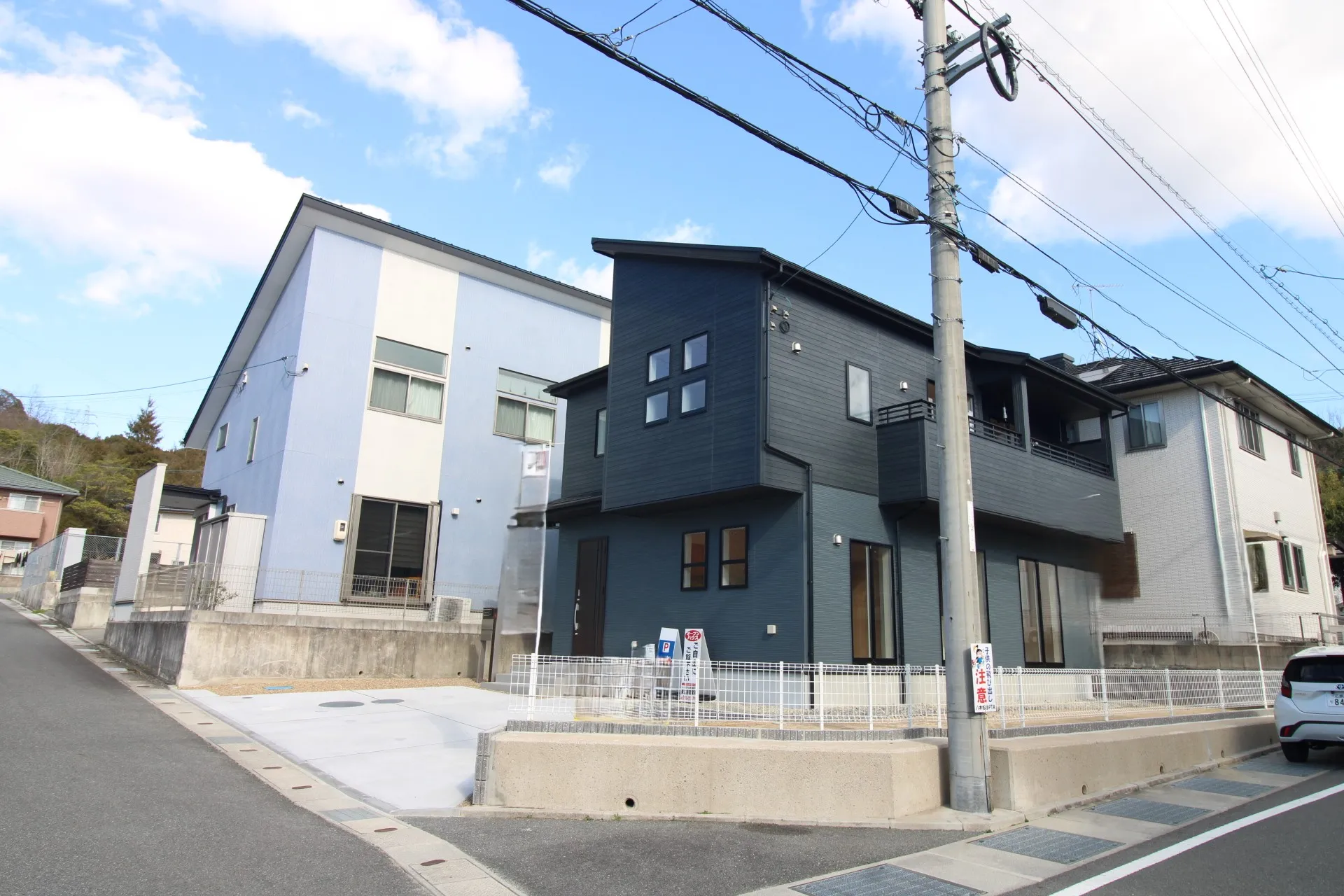 前面道路から見た外観