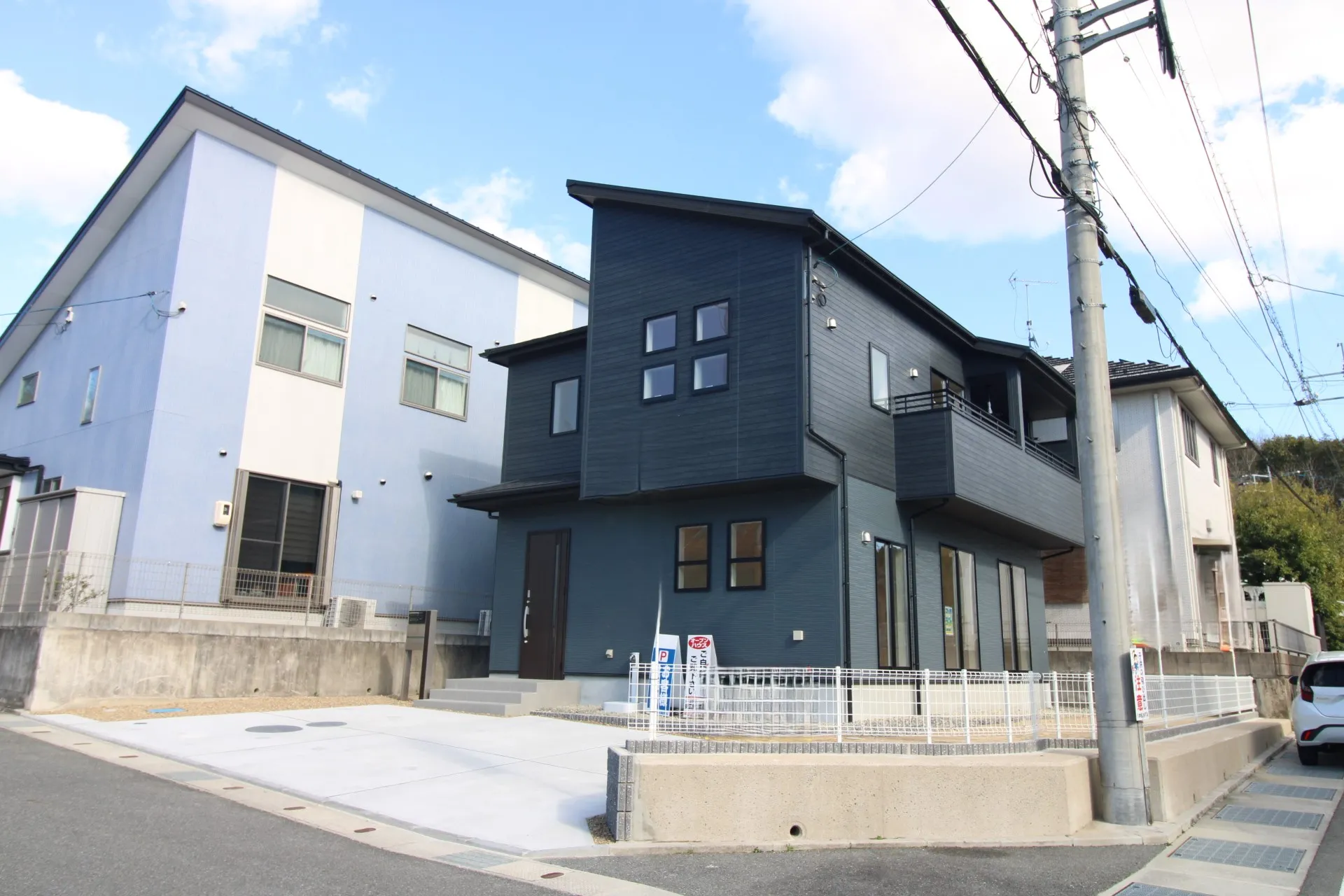 前面道路から見た外観