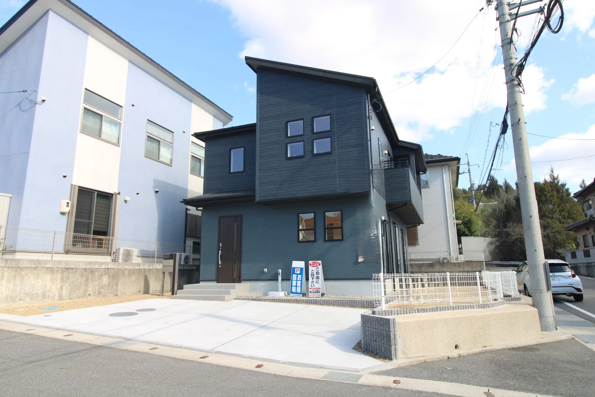 前面道路から見た外観