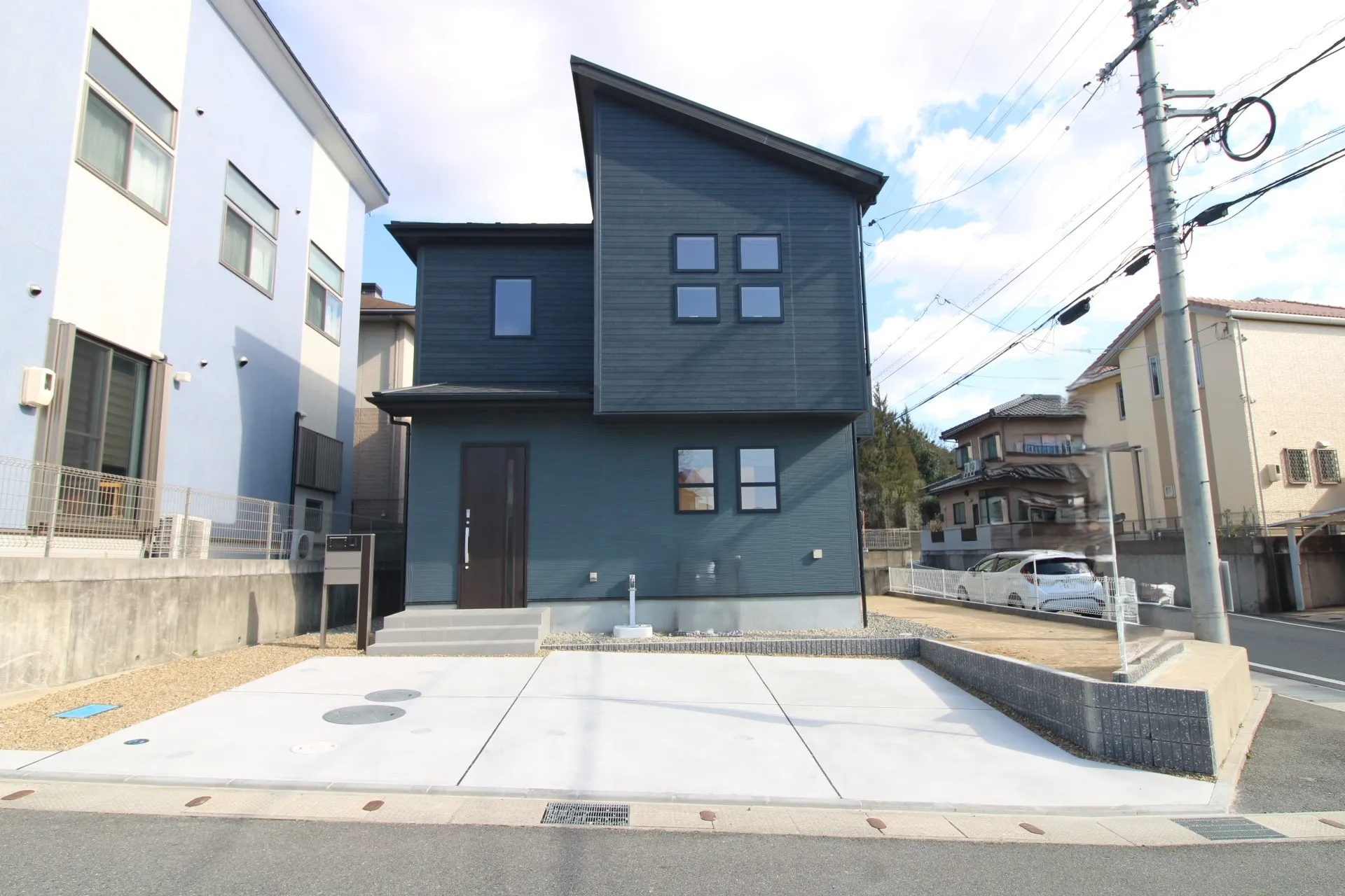 前面道路から見た外観