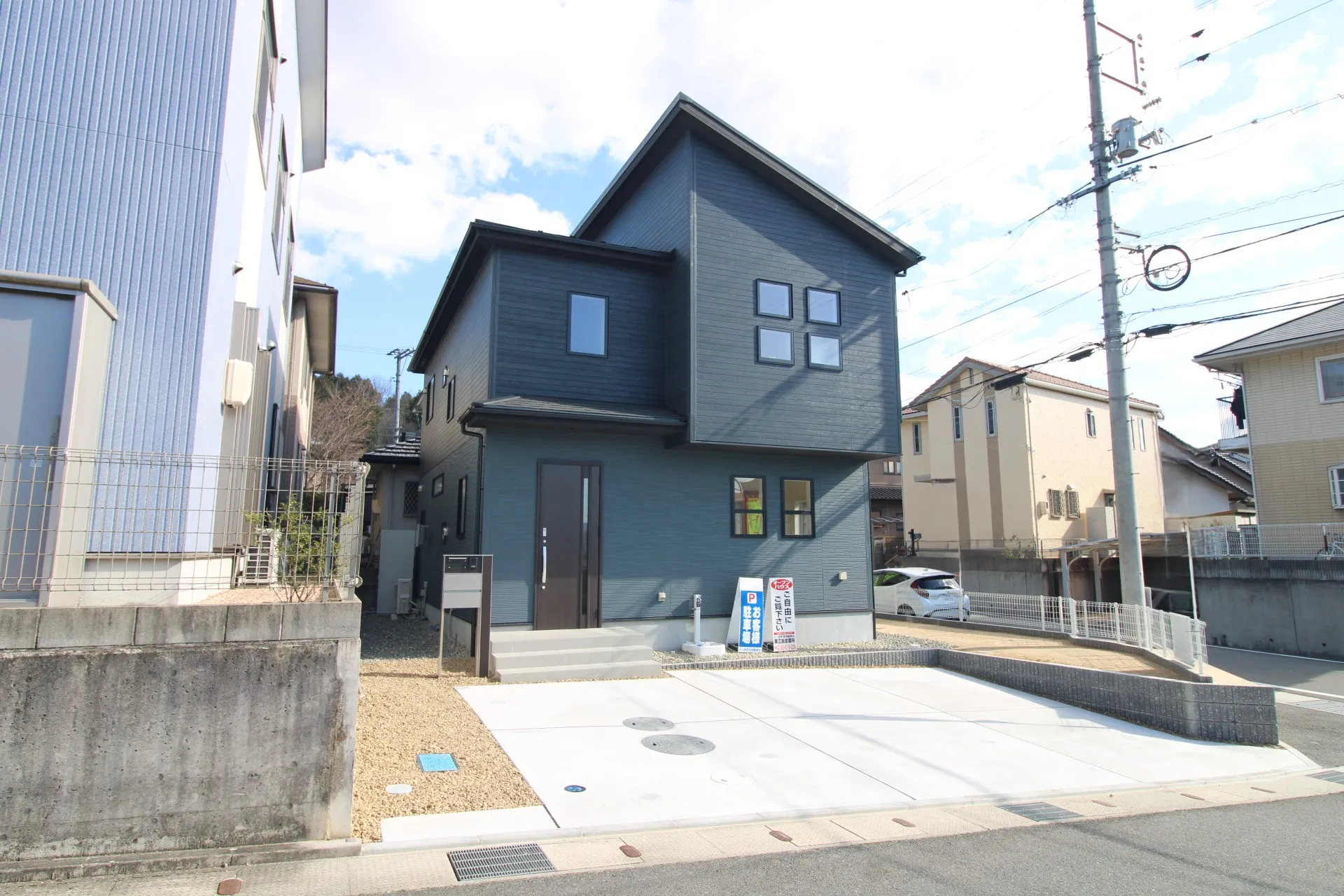 前面道路から見た外観