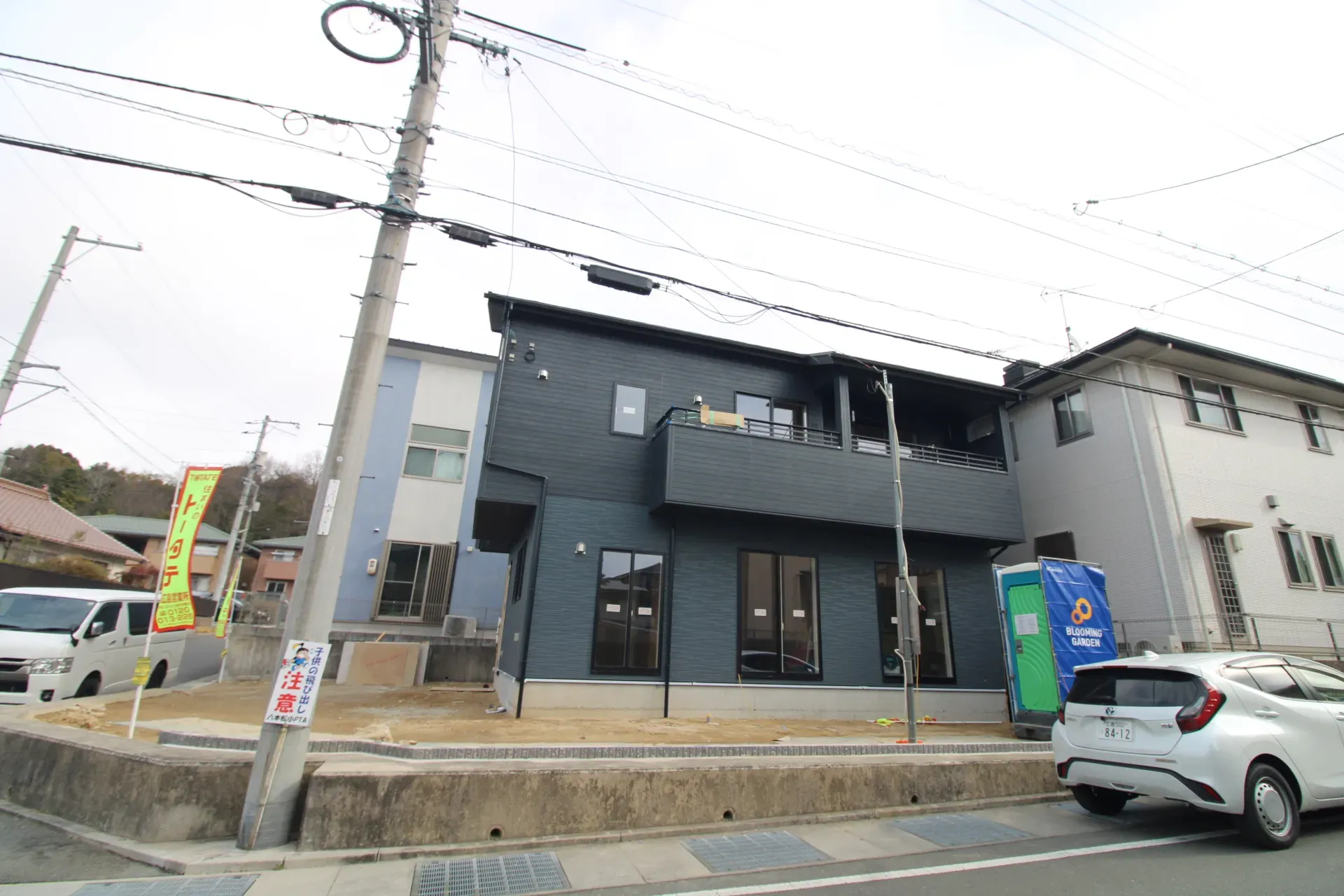 前面道路から見た外観