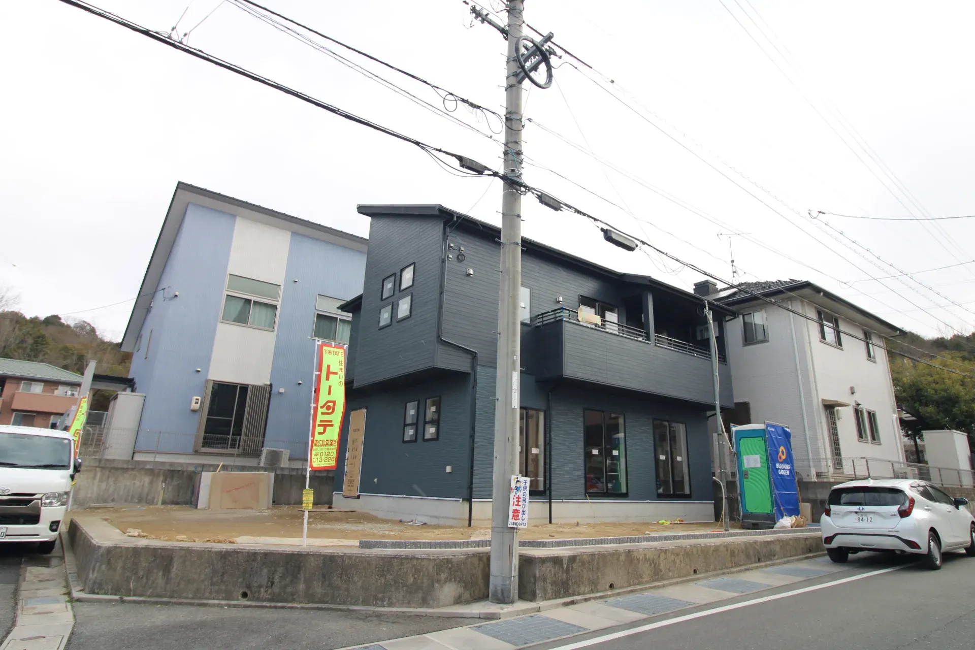 前面道路から見た外観