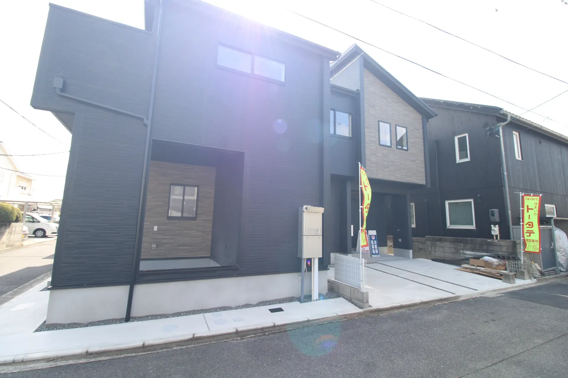 前面道路から見た外観