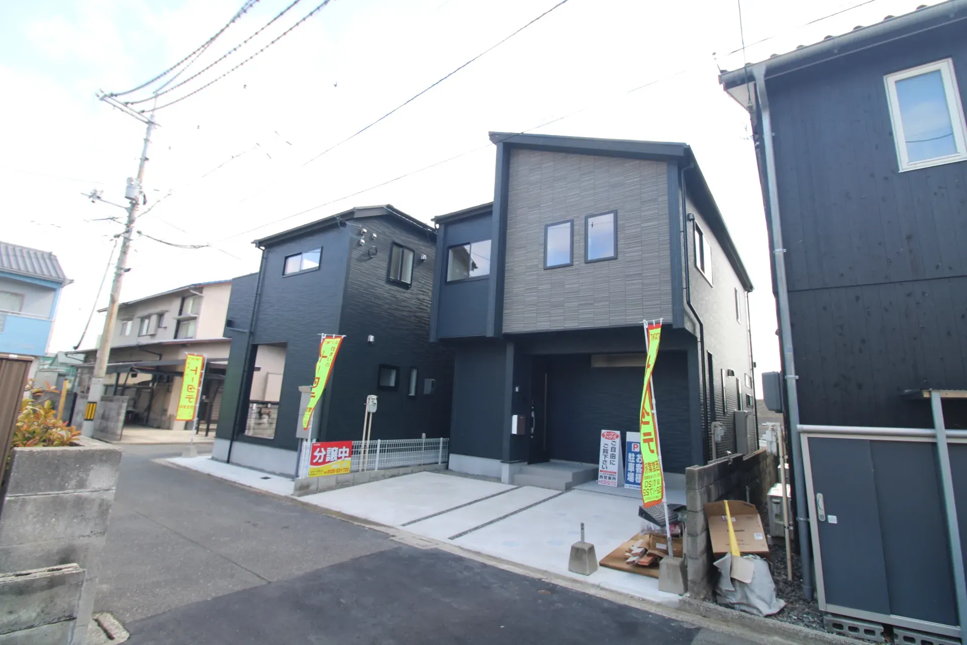 前面道路から見た外観