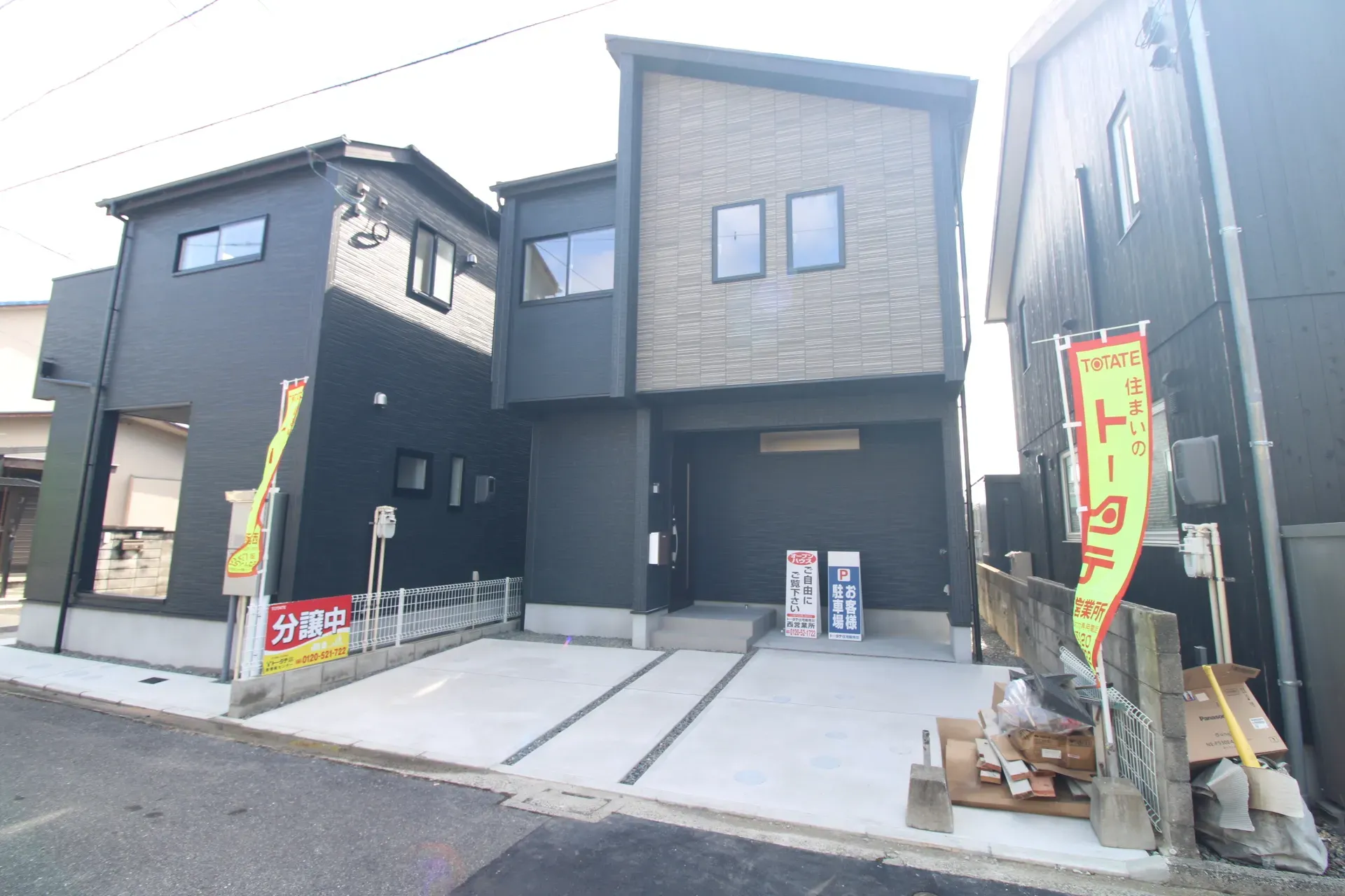 前面道路から見た外観