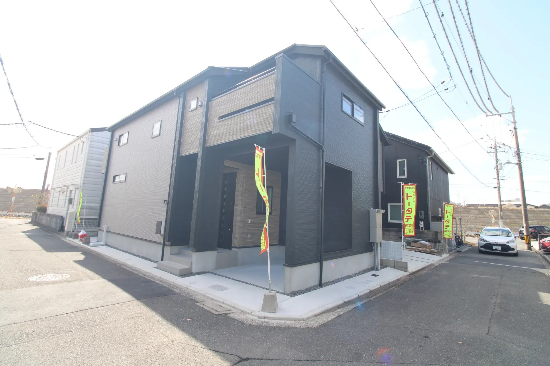 前面道路から見た外観