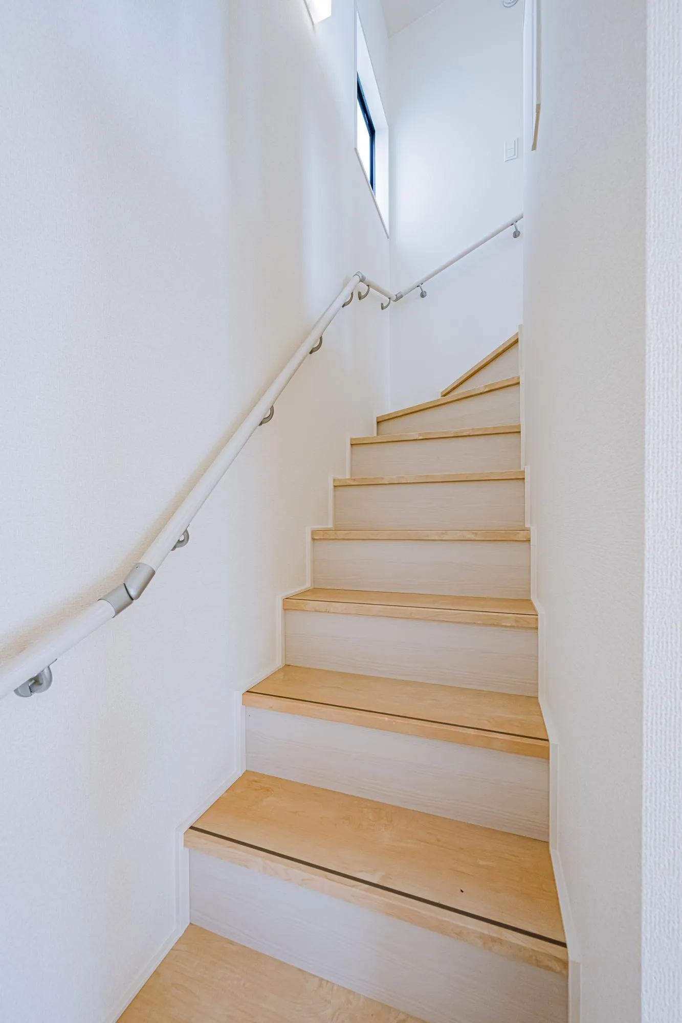 2号棟:手すり付き階段