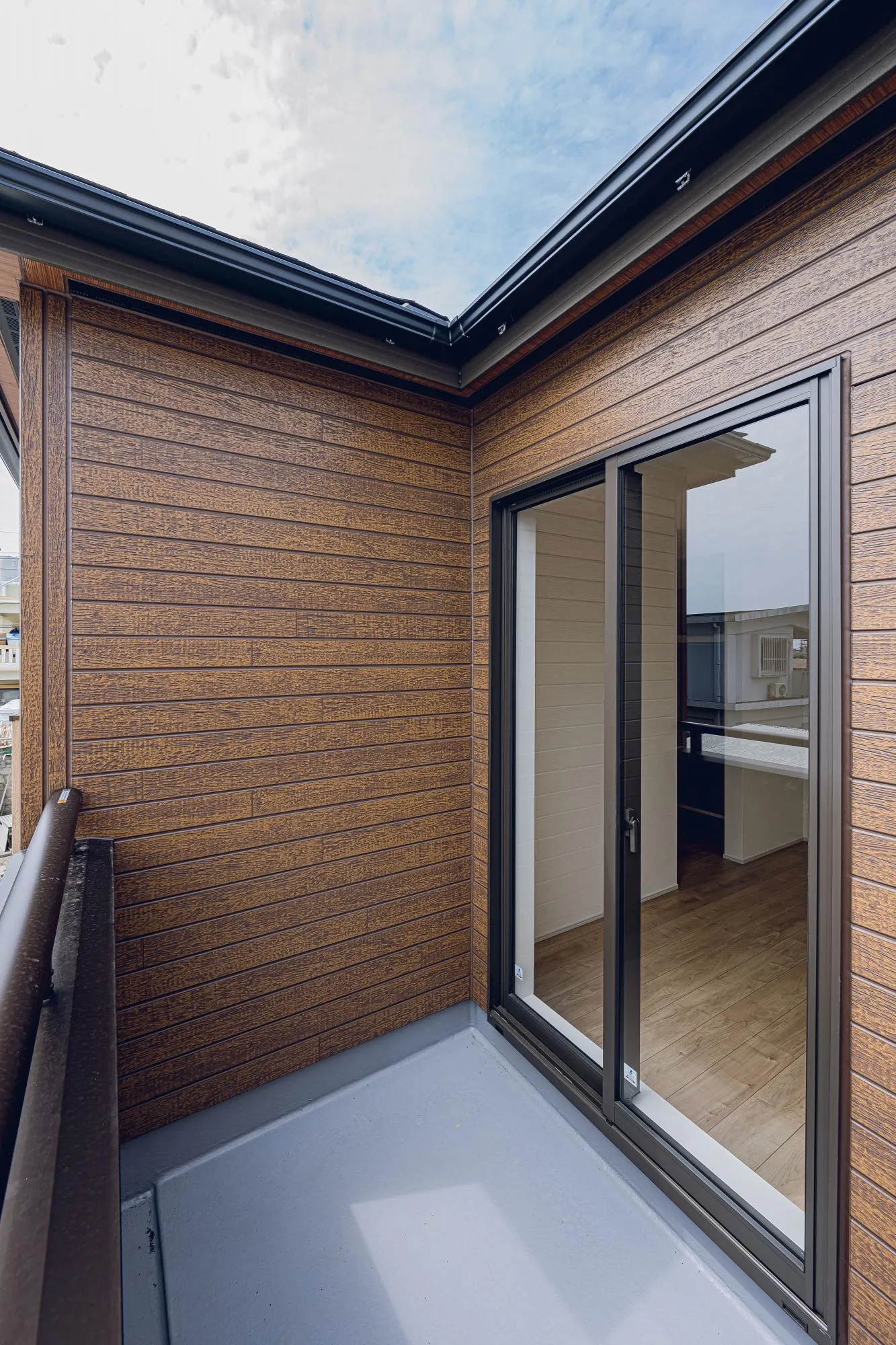 2号棟:天井母屋下がりのお部屋から出入りできるバルコニー