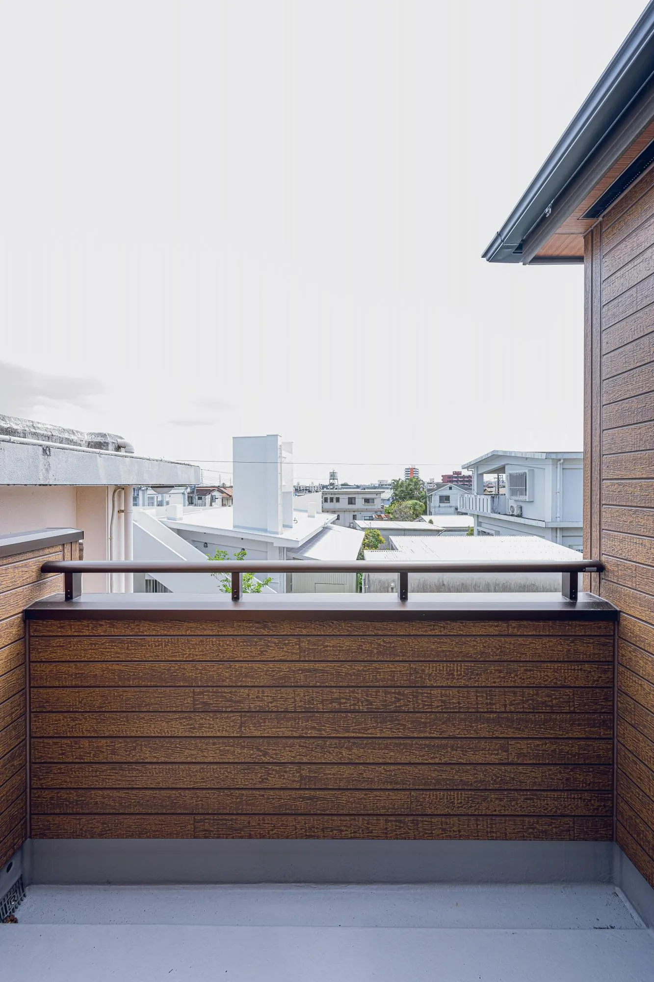 2号棟:天井母屋下がりのお部屋から出入りできるバルコニー