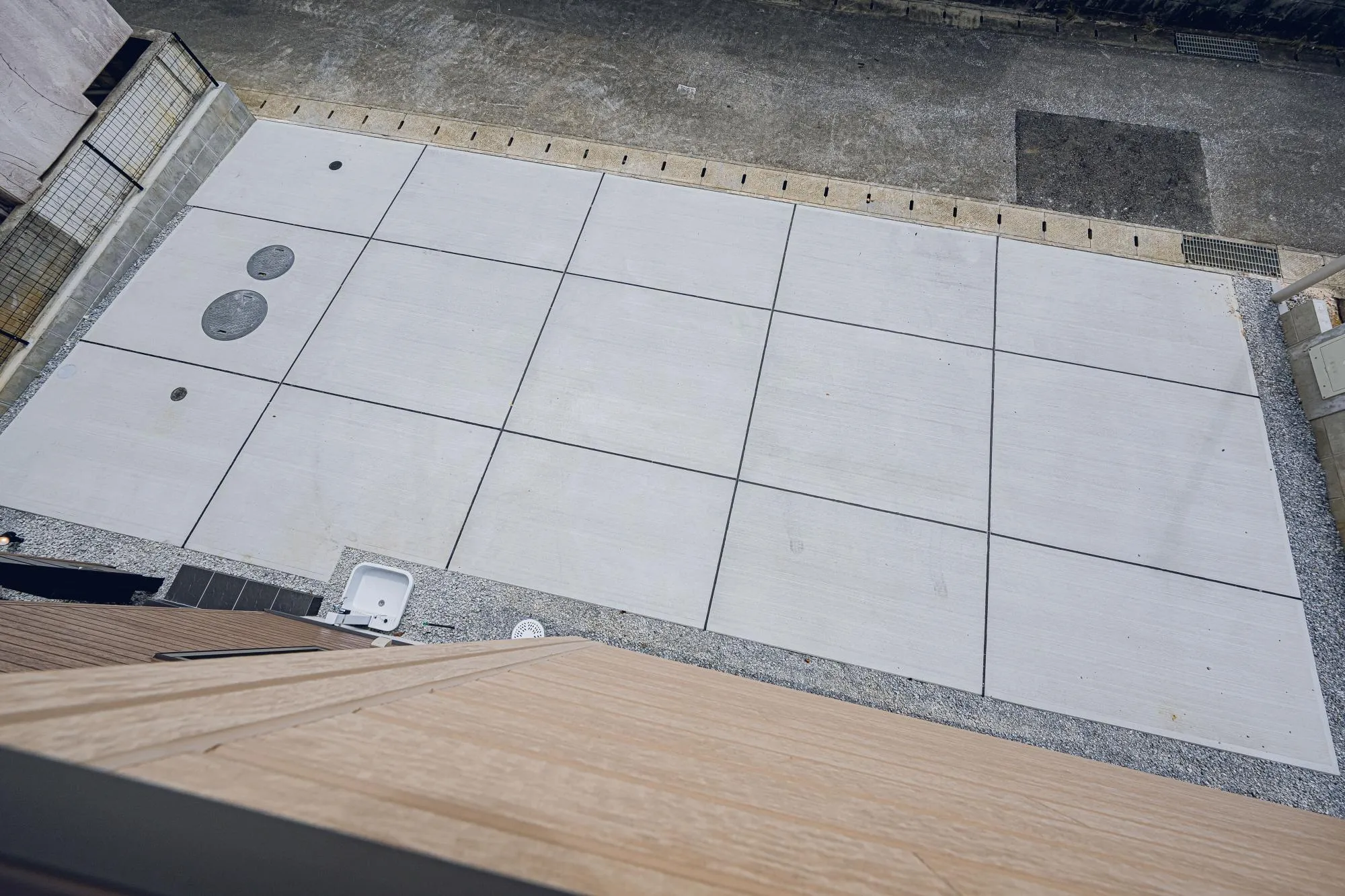 2号棟:インナーバルコニーからカースペースを見下ろす