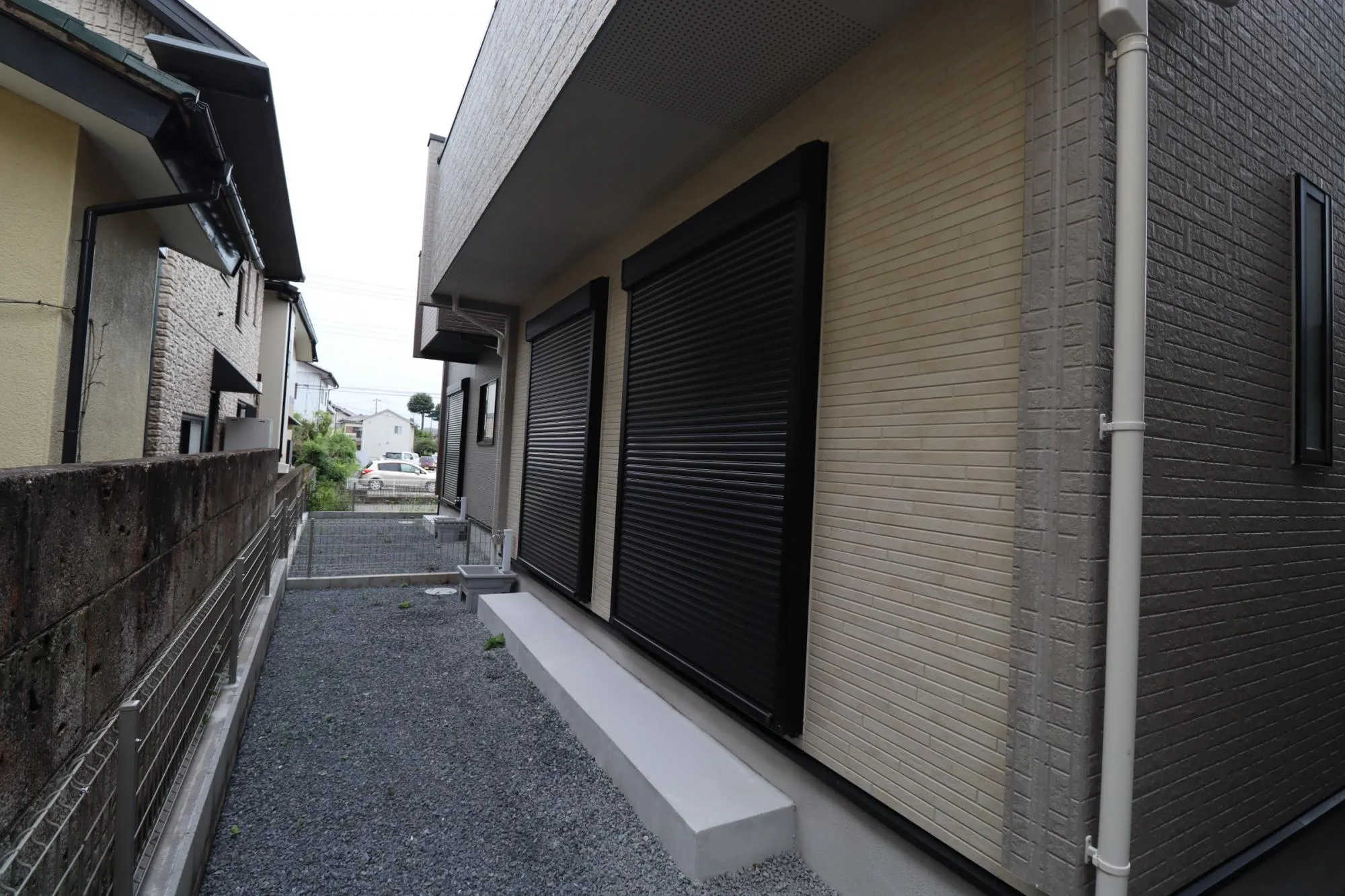 2号棟 手動シャッター付き掃き出し窓