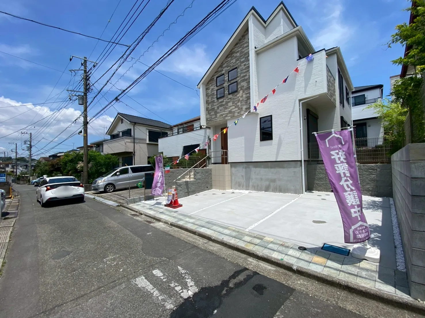 前面道路は交通量が少ない落ち着いた生活道路。車の出し入れもスムーズに行えるゆとりあるスペースを確保しています。
静かな環境で、快適な暮らしを実現できる立地です。
ご夫婦それぞれのお車も安心♪
カースペース3台分を確保しているので、来客時や将来のライフスタイル変化にも対応できます。