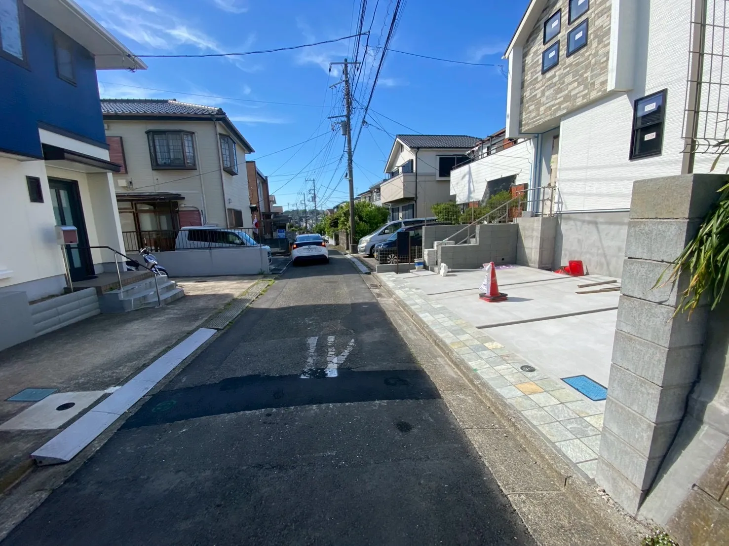 前面道路は交通量が少ない落ち着いた生活道路。車の出し入れもスムーズに行えるゆとりあるスペースを確保しています。
静かな環境で、快適な暮らしを実現できる立地です。
ご夫婦それぞれのお車も安心♪
