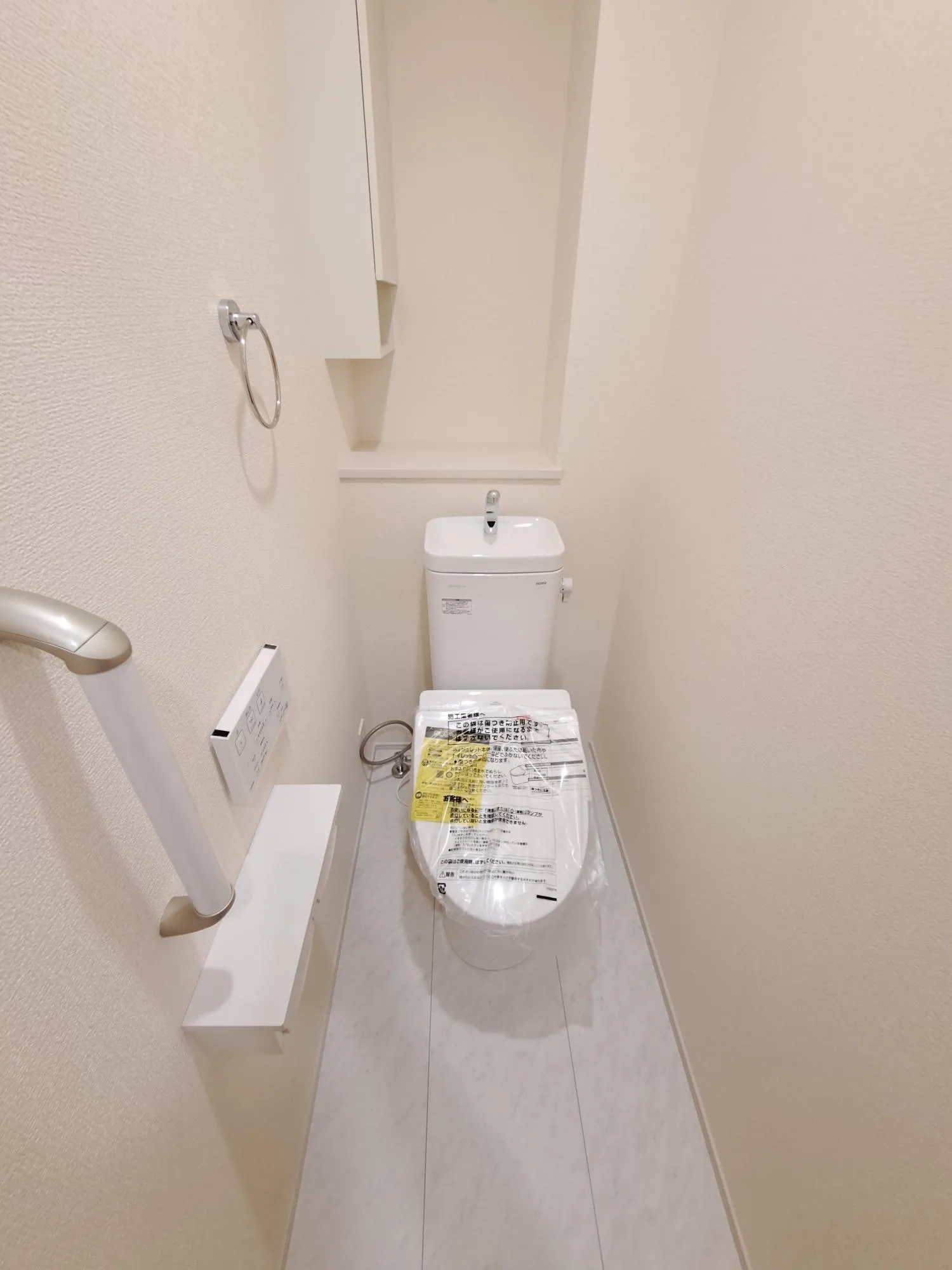 ウォシュレット機能付きのトイレ。手すり、窓と清潔で使いやすいトイレになってます!
