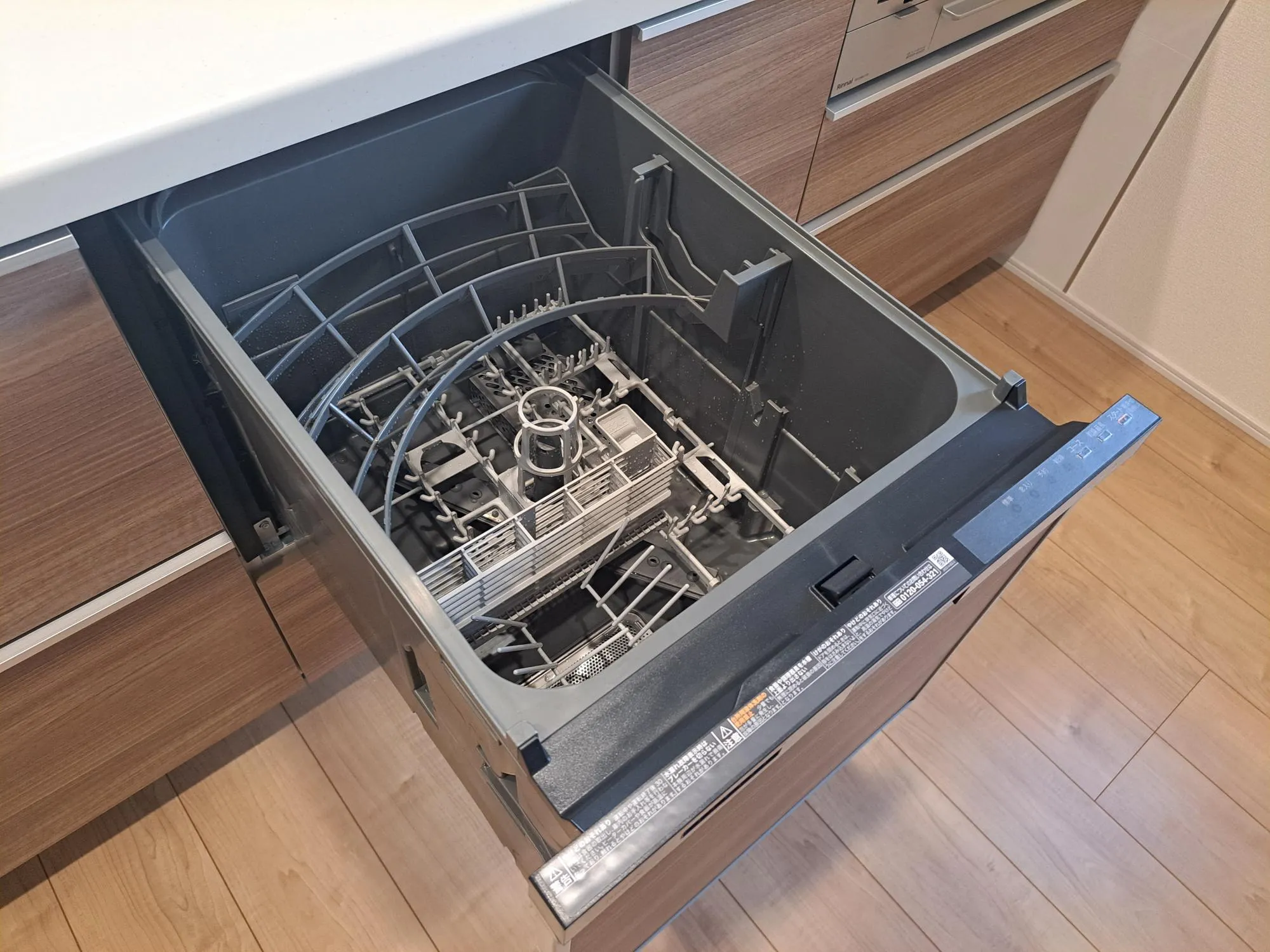 お忙しい奥様に人気のビルトインタイプの食洗器☆忙しい朝や急な来客時にも食器を入れてスイッチをON♪
