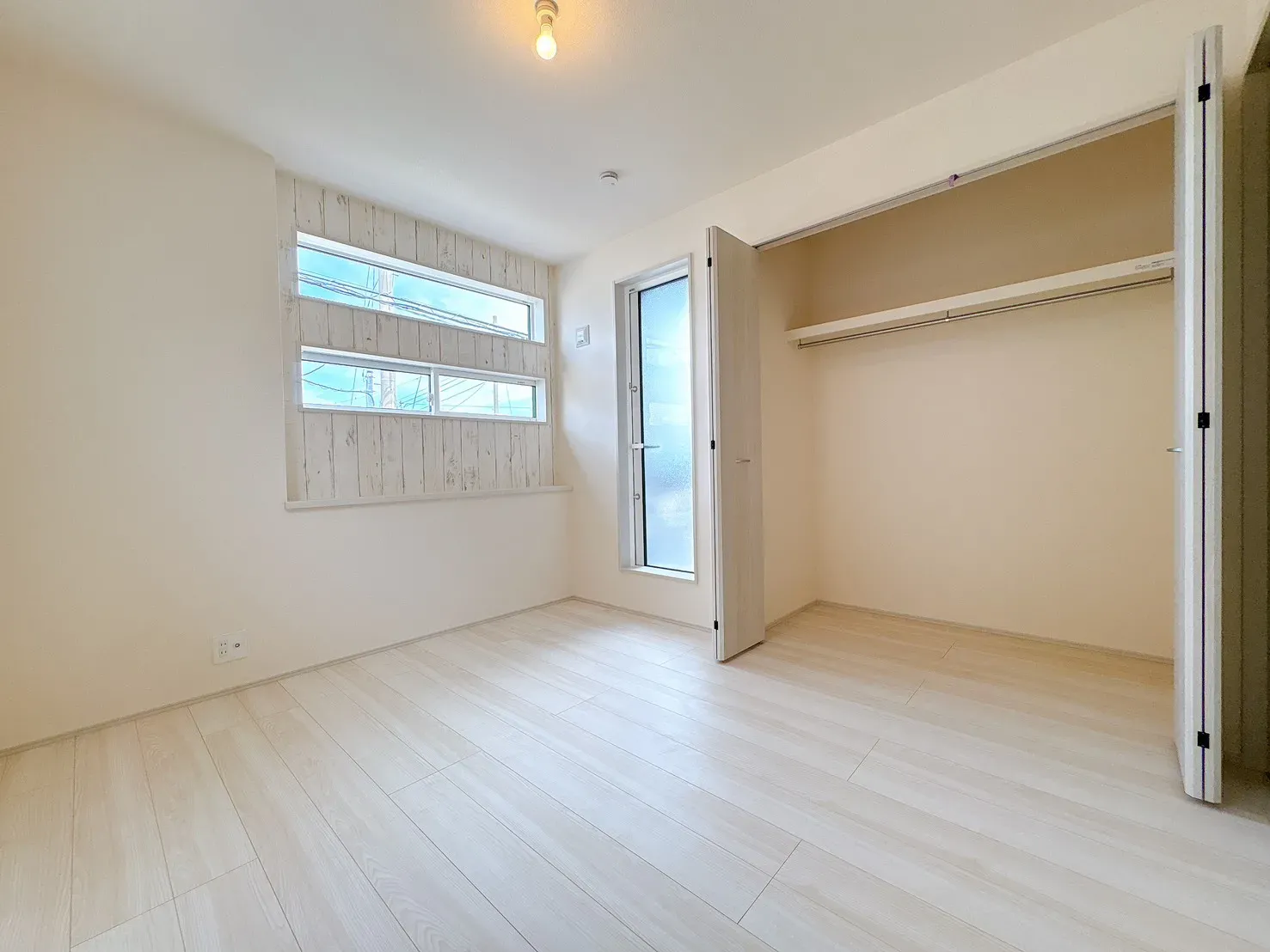 【洋室(5.25帖)】使い勝手の良いサイズのお部屋で、様々な用途でご利用可能◎扉付きのクローゼットが備わっており、身の回りの物をすっきり整理できます。
