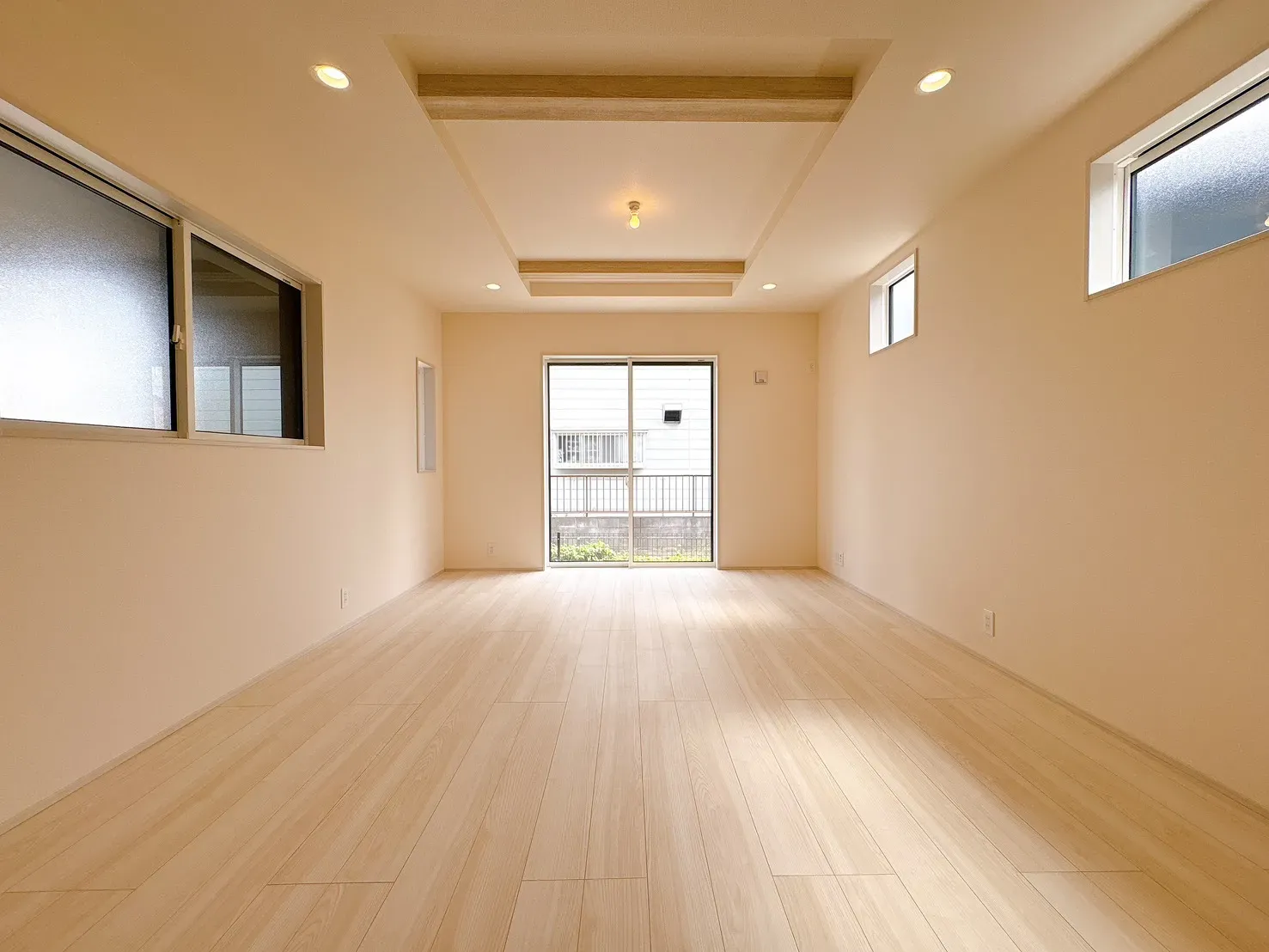 【折上天井】開放感を演出する折上天井。天井に立体感を持たせることで、空間に広がりと上質感をプラスしています。