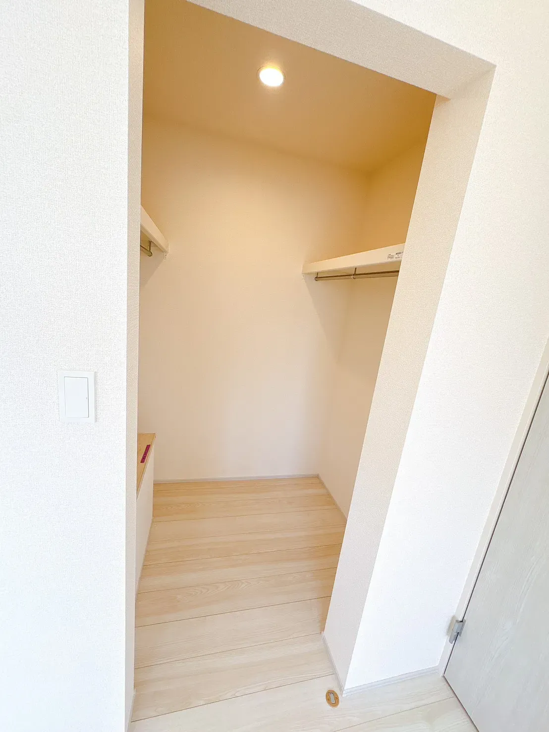 【ウォークインクローゼット】全居室収納を設けることで、デットスペースを減らし居住空間を最大限に活用!家族それぞれの荷物をすっきり収納可能◎