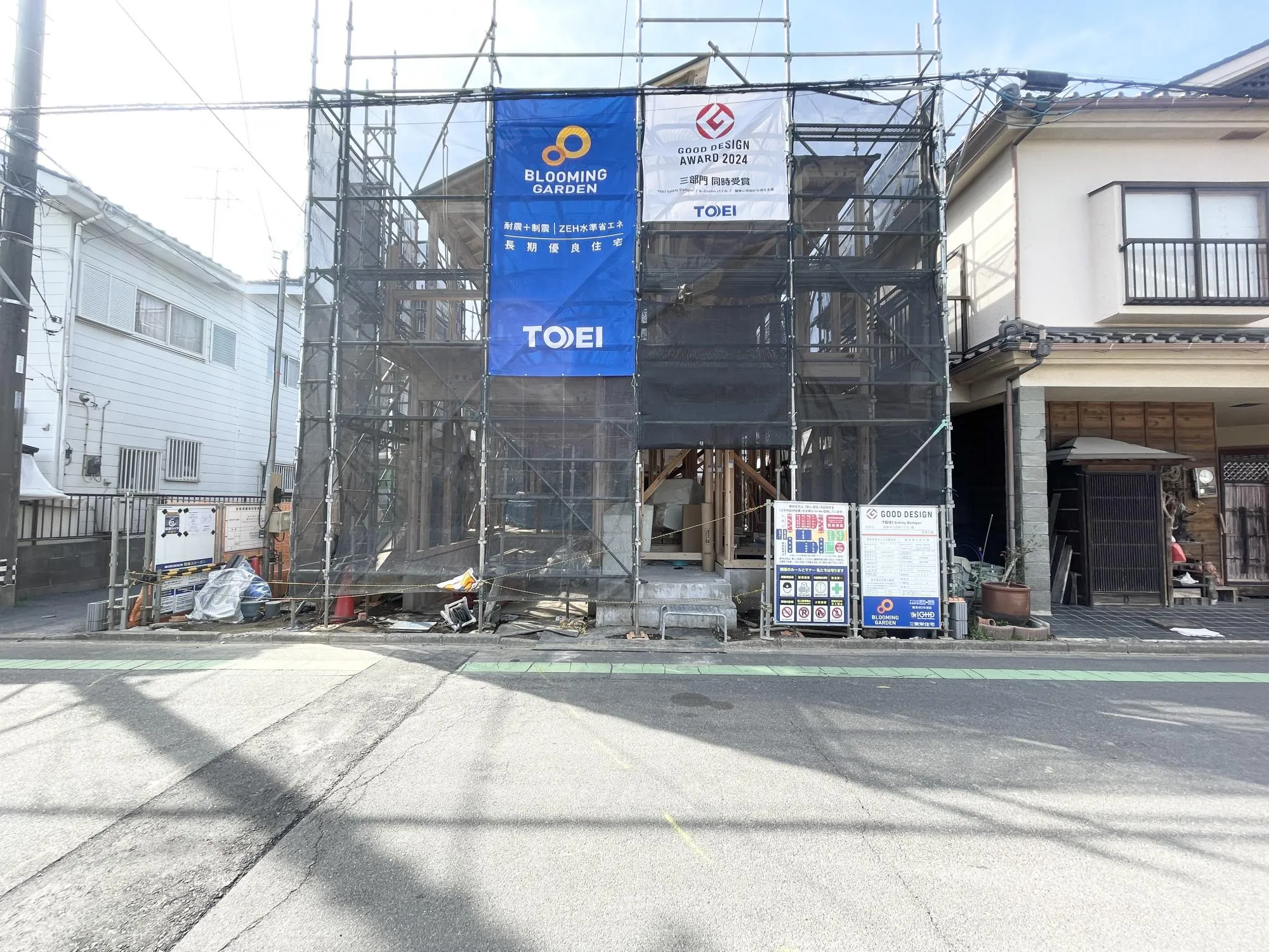 【外観写真】落ち着いた印象の外観デザインを採用。ワイドバルコニーや全居室収納付き「3(4)LDK・WIC・カースペース2台」のゆとりある間取りと充実の収納力。家族それぞれの空間を確保しながら、すっきり暮らせる住まいです。