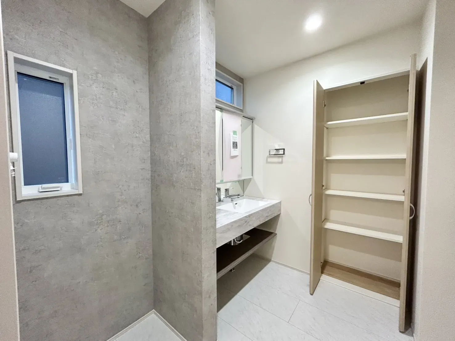 【1号棟】扉付きの可動棚のある洗面化粧台