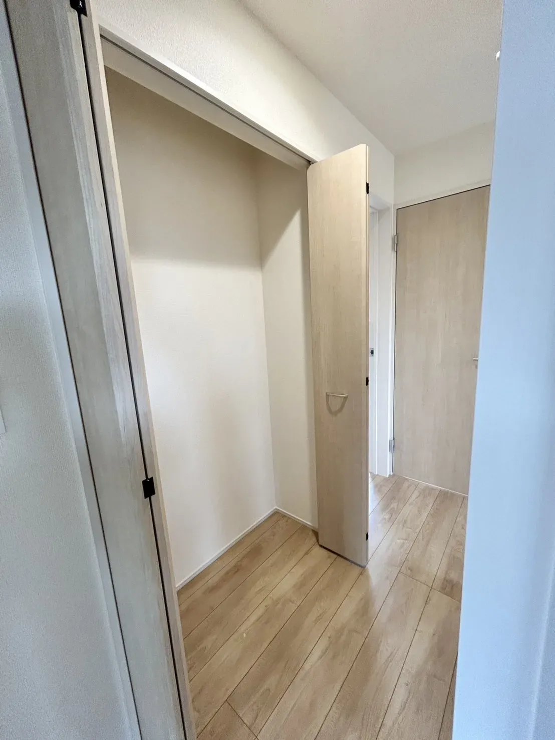 【1号棟】2階廊下収納　季節物や掃除道具の収納に