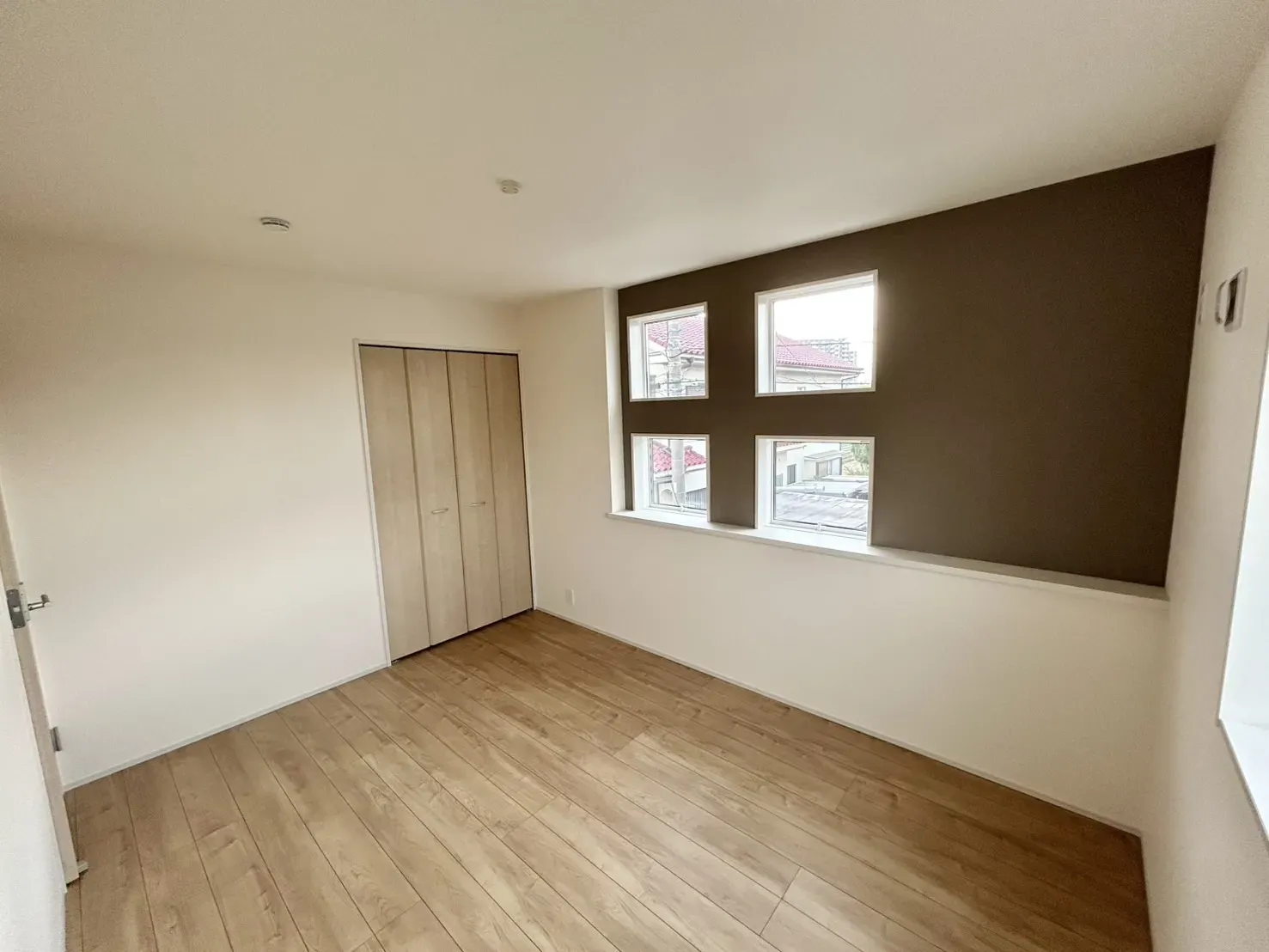 【1号棟】アクセントクロスと窓の映える洋室