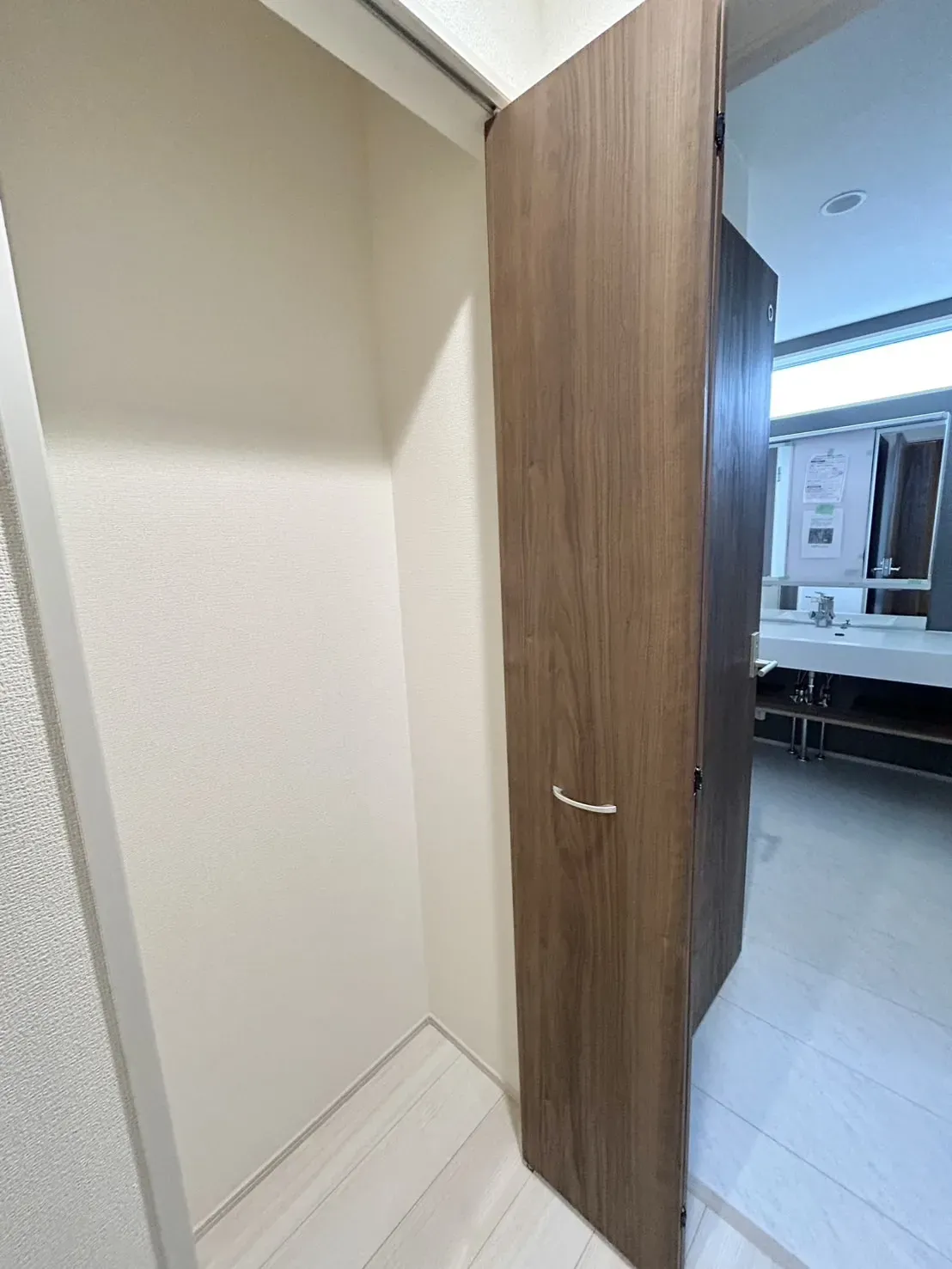 【2号棟】掃除道具の収納にピッタリの1階廊下収納