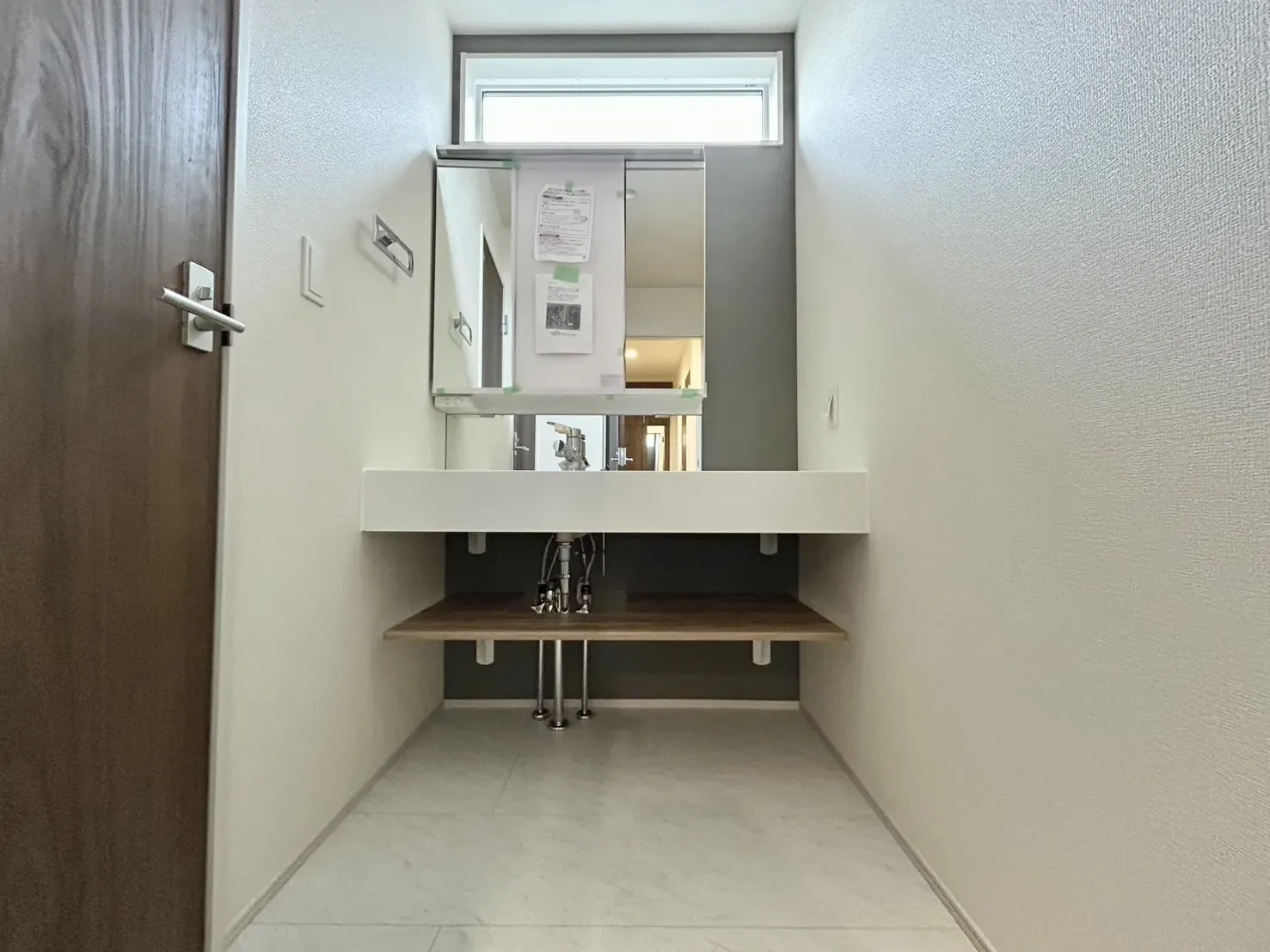 【2号棟】朝の光が差し込む洗面室。自然光で身支度がしやすい空間です。