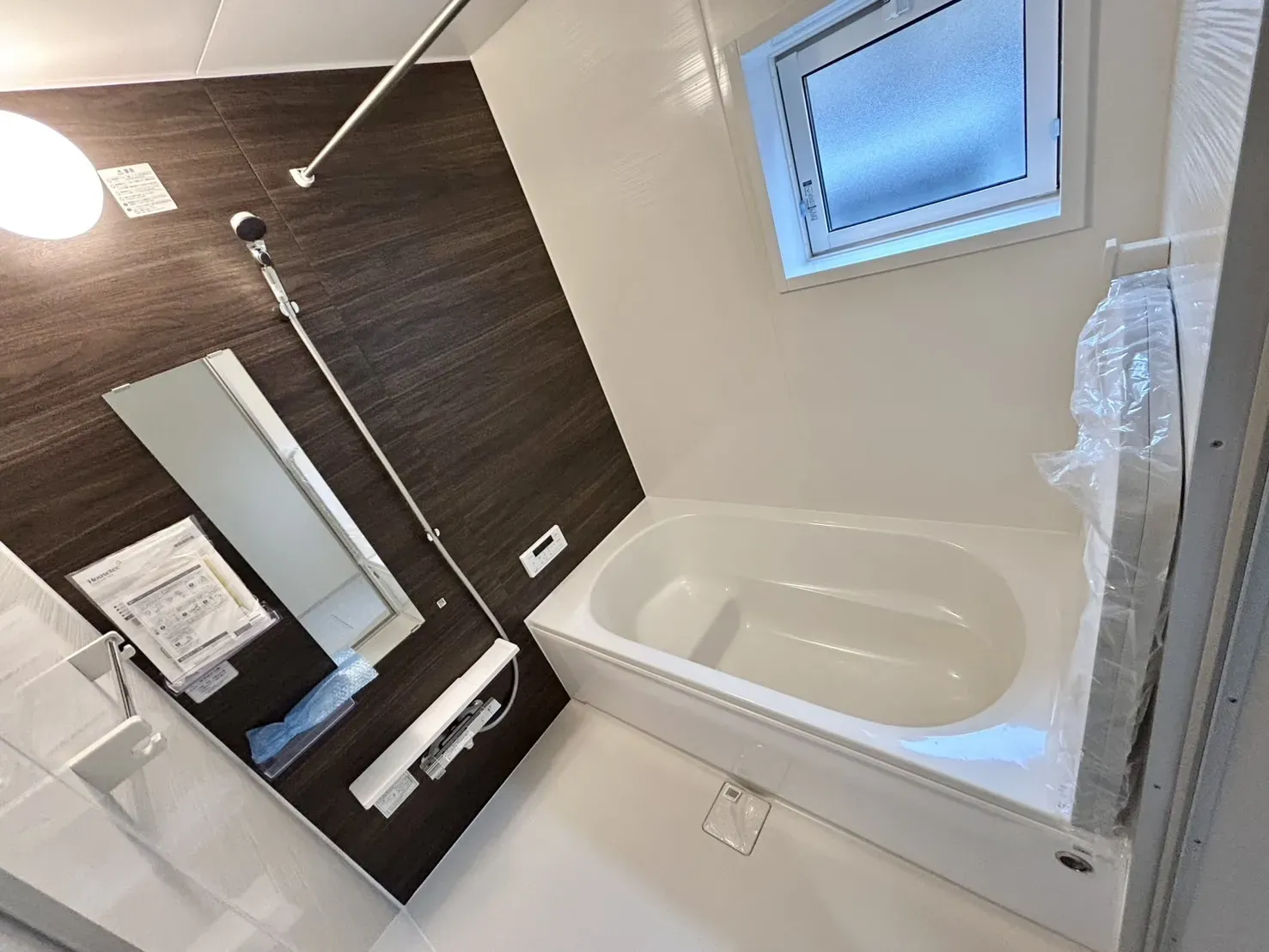 【2号棟】ステップ付きのバスタブは保温性があり半身浴や親子入浴が楽しめます