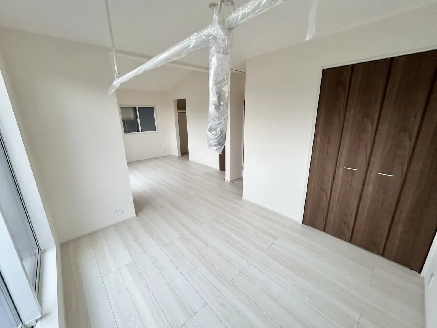 【2号棟】雨の日もあると安心な室内物干し付き。取り外し可能です