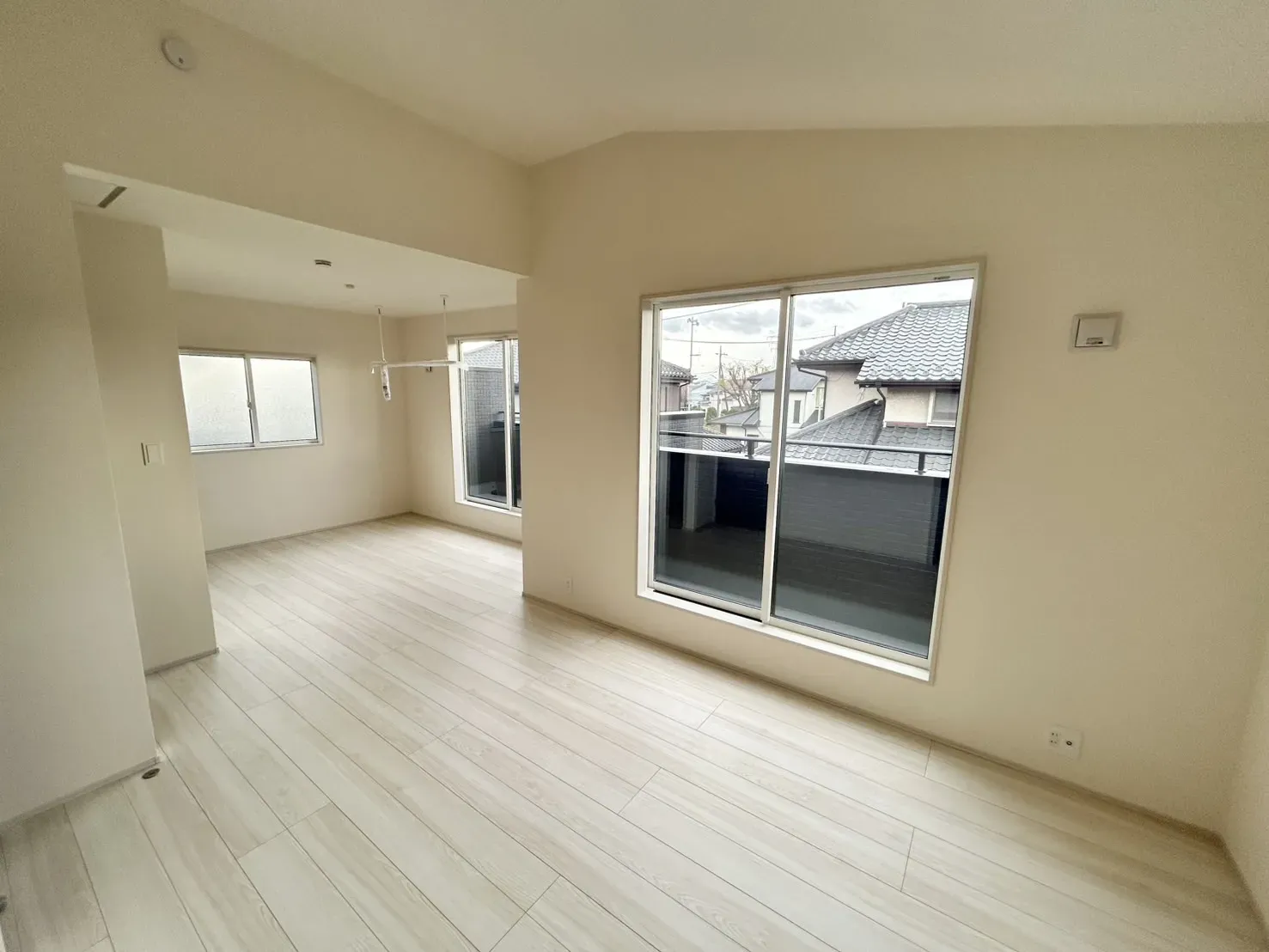 【2号棟】開放感を演出する勾配天井を採用