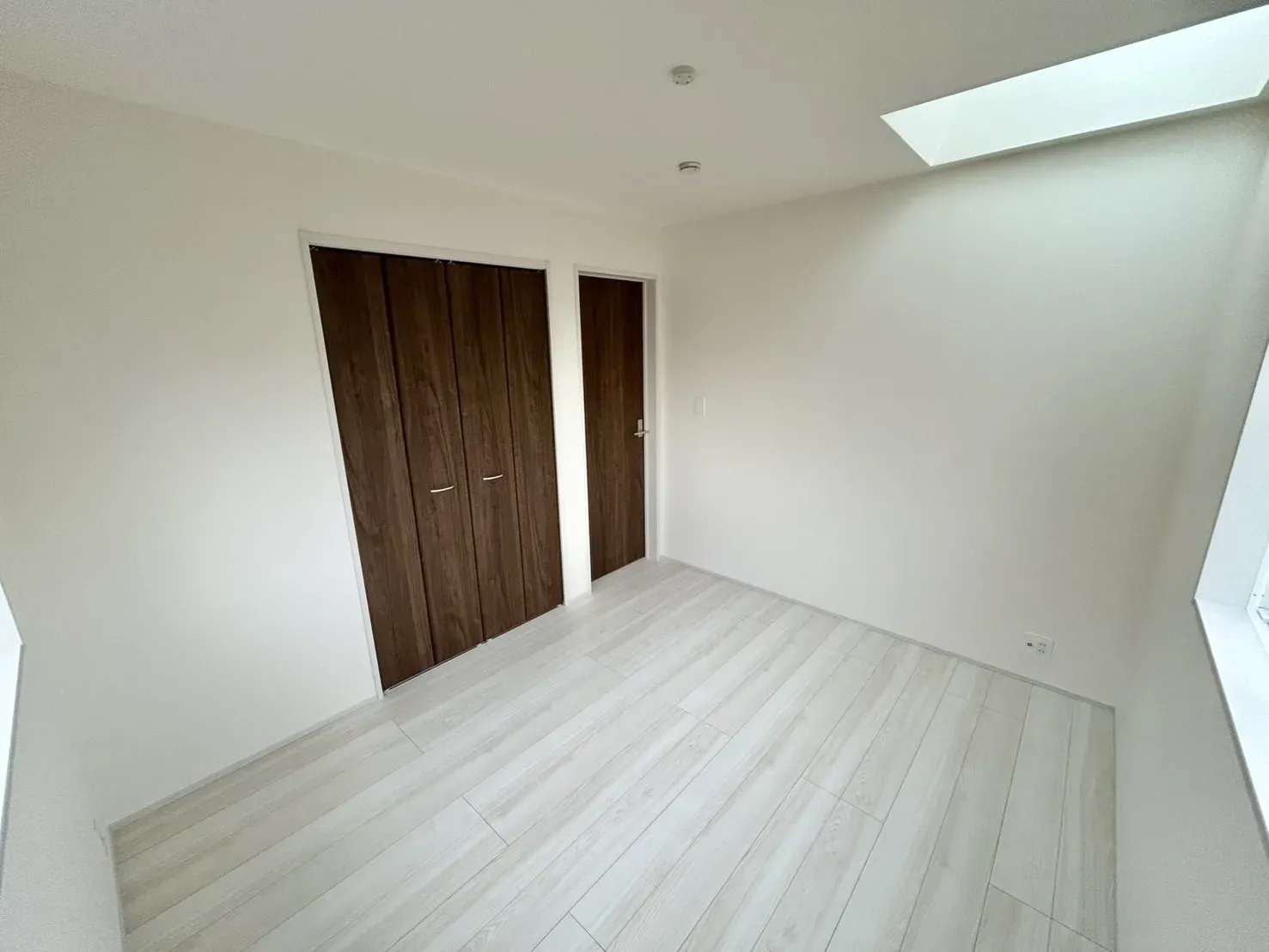 【2号棟】トップライトが自然の光を取り入れます