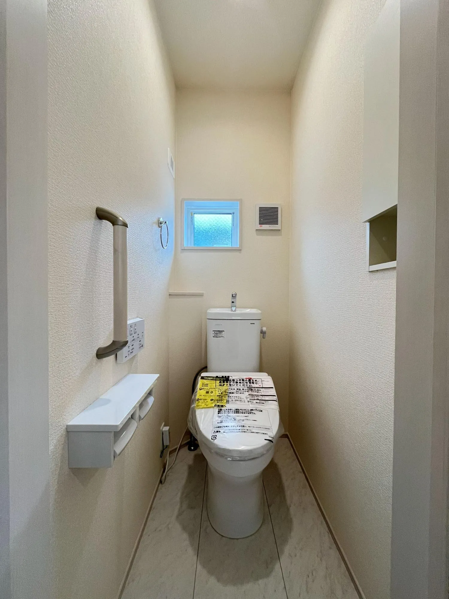 トイレには快適な温水洗浄便座付。
