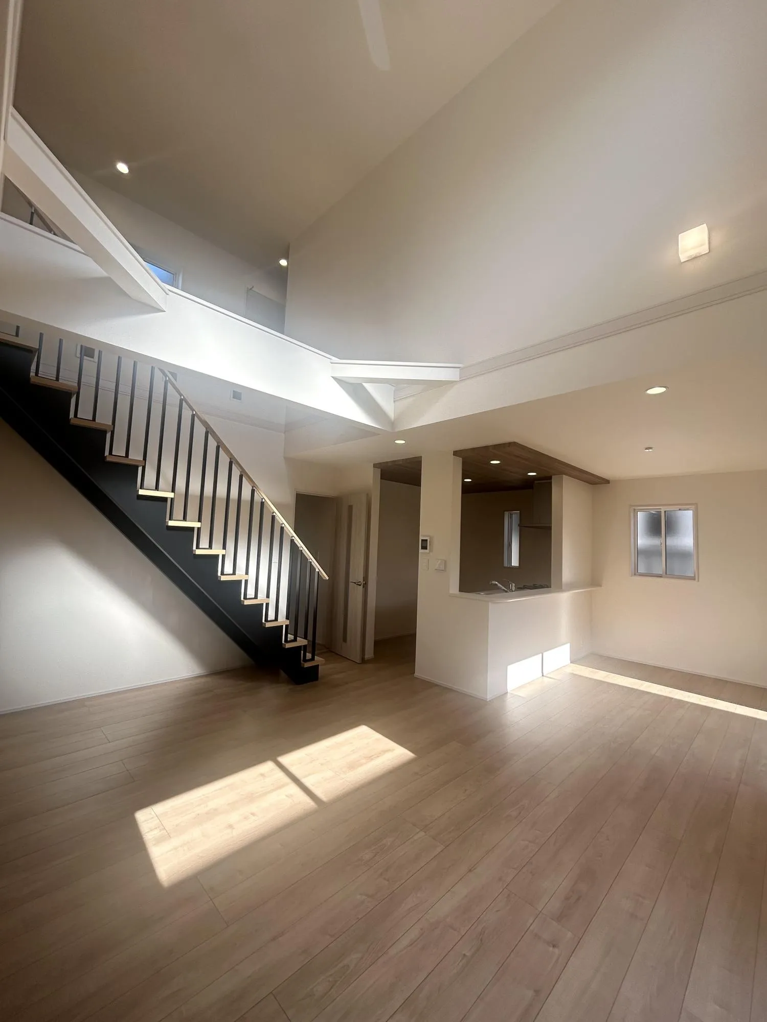 リビング吹き抜けで明るく、開放感アップ◎