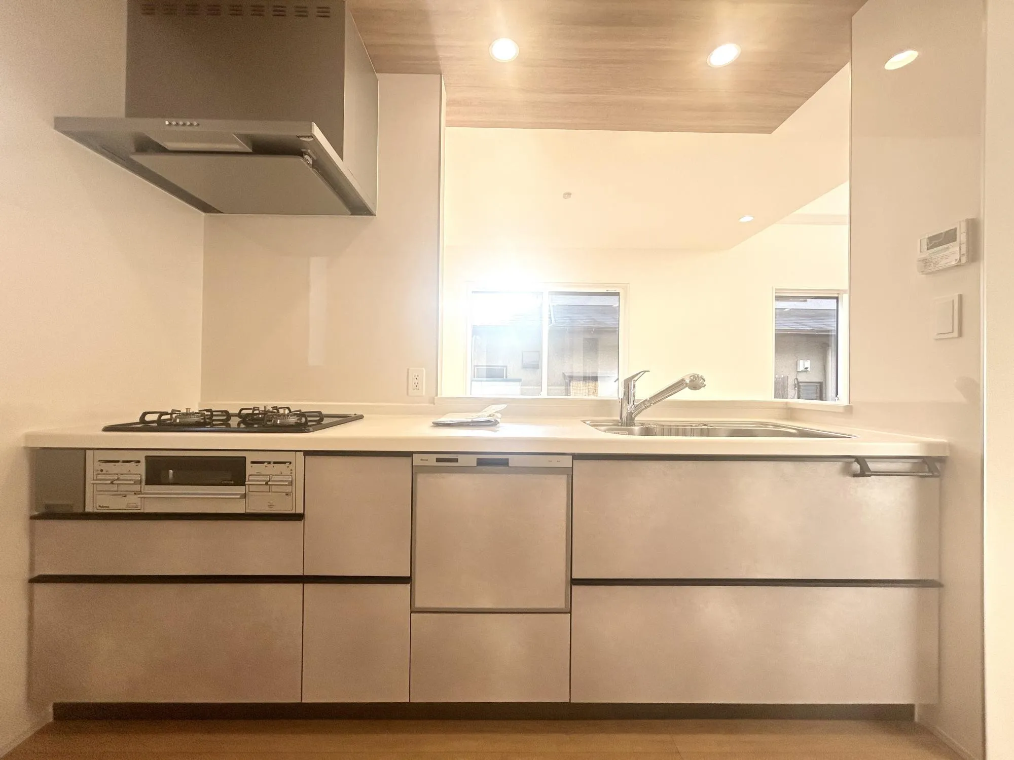 対面キッチンは料理をしながらお子様の様子も見れるため、小さいお子様のおられるご家族に最適です♪