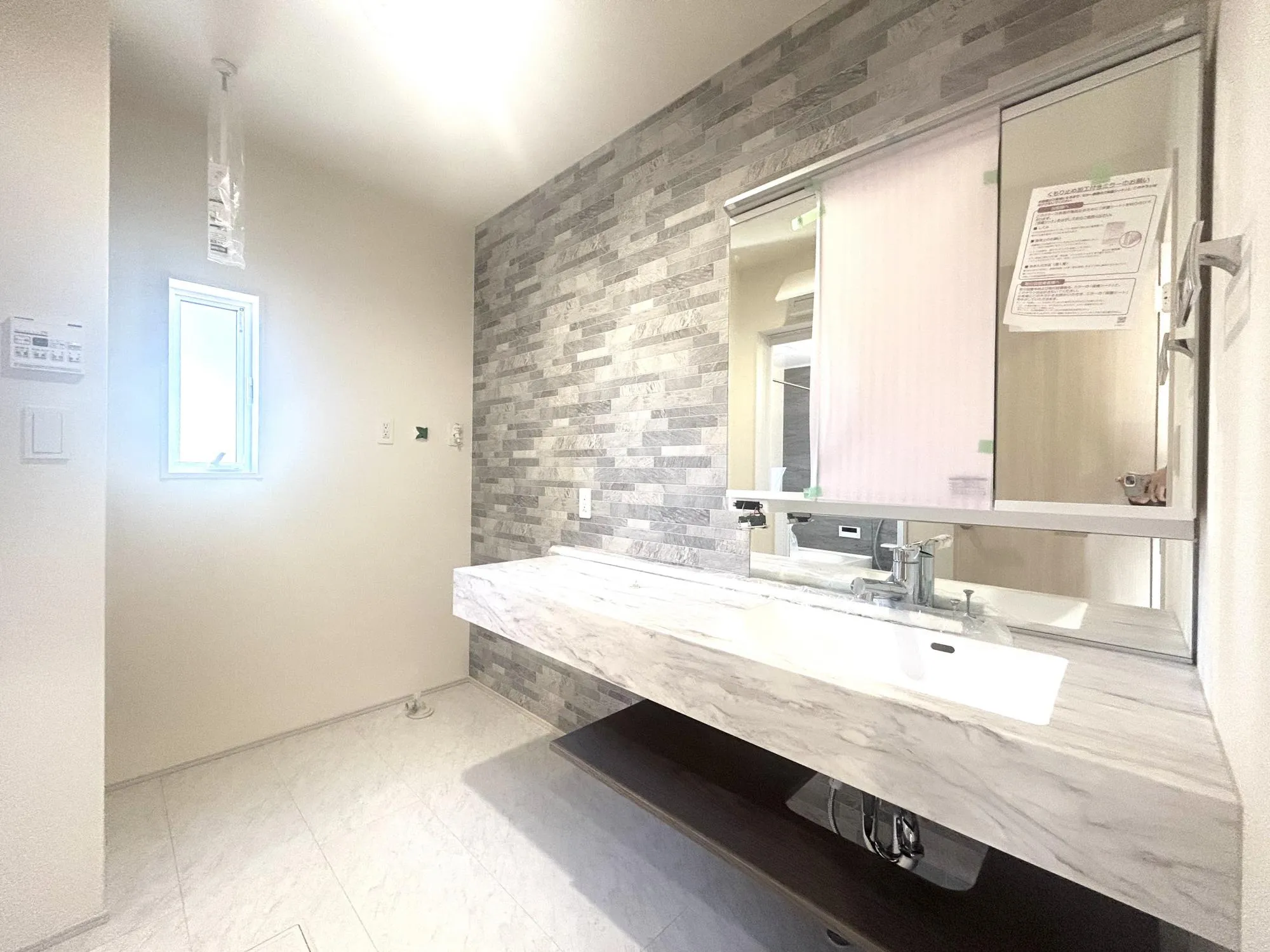 おしゃれなデザインで広々使える洗面スペース◎三面鏡で収納も充実♪