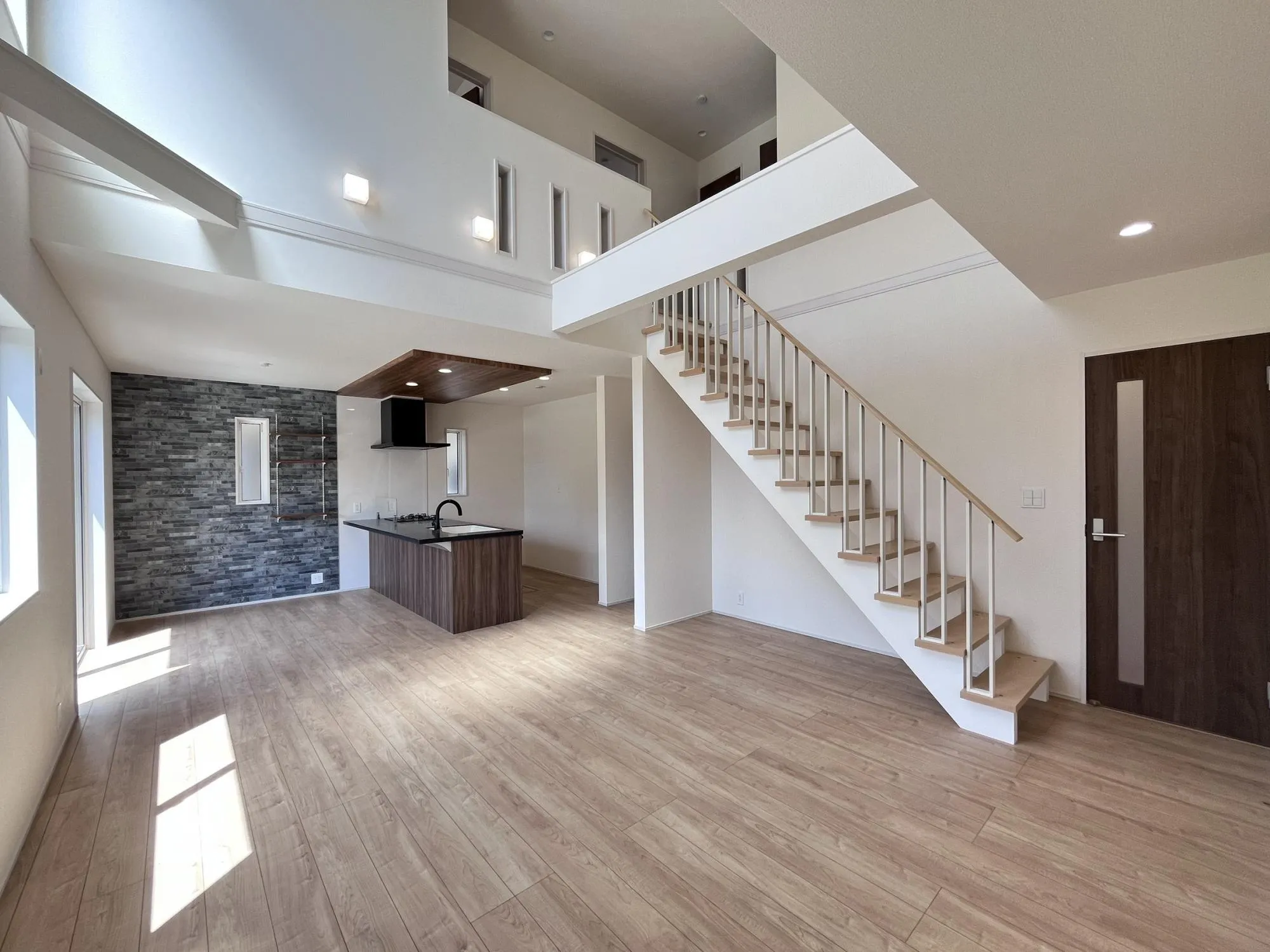 20帖以上の広々リビングは吹き抜けもあり、たっぷりと自然光が差し込み、家族が集う憩いの場として心地よくお過ごしいただけます。
