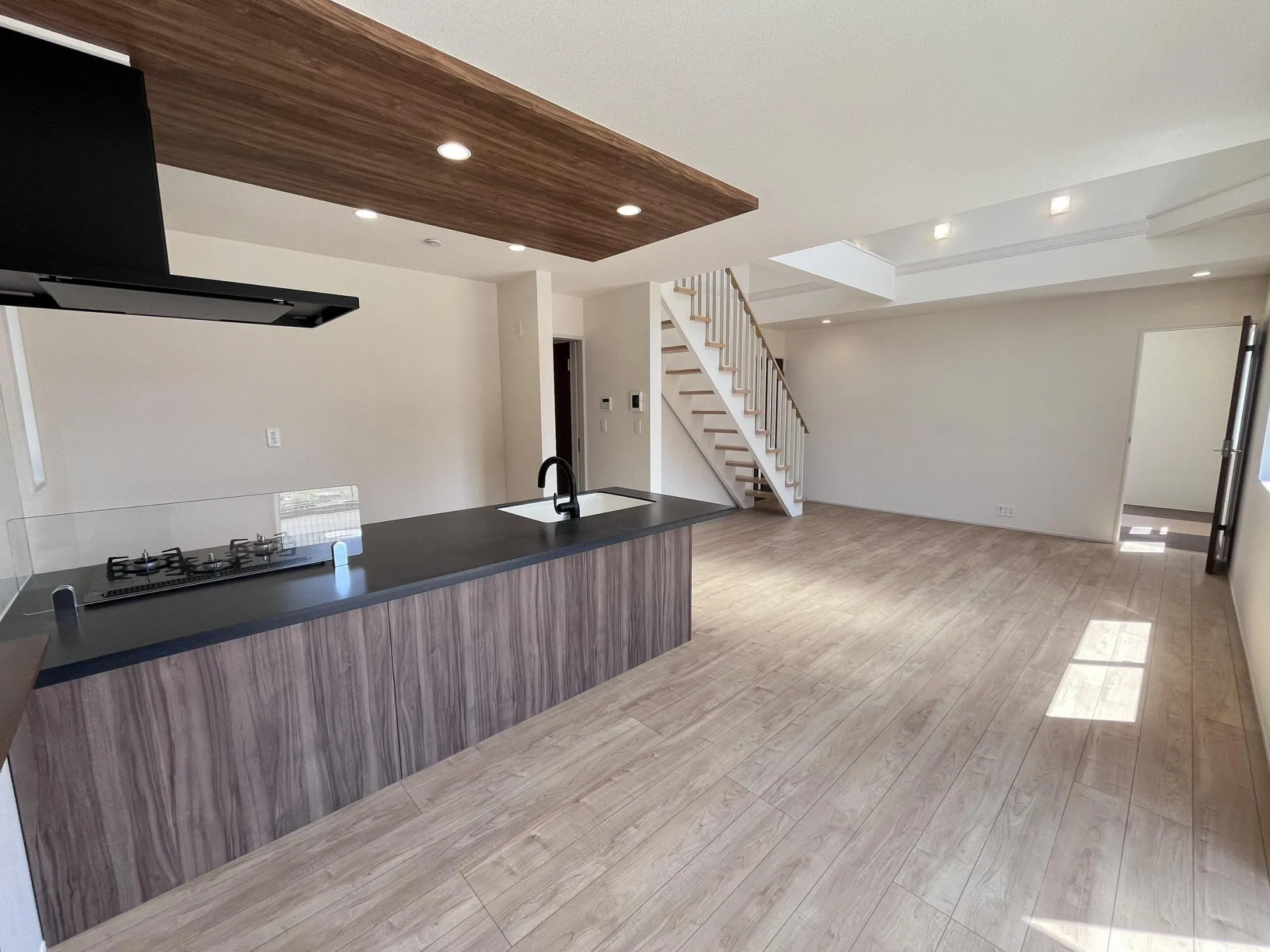 大きな窓から差し込む陽光が、リビング全体を明るく照らします。広々とした空間で、家族の会話も弾む毎日を。
