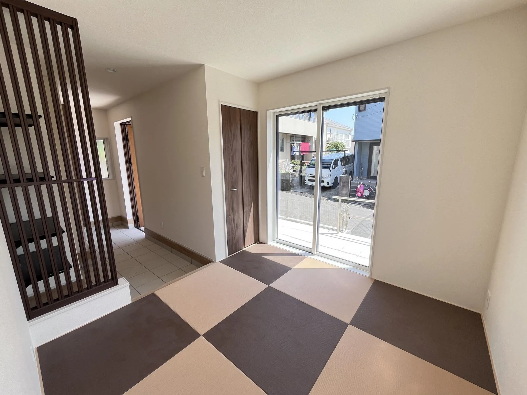 玄関と続いている和室は、土間の解放感と畳の安心感の両方を叶える「なごみ」の空間
