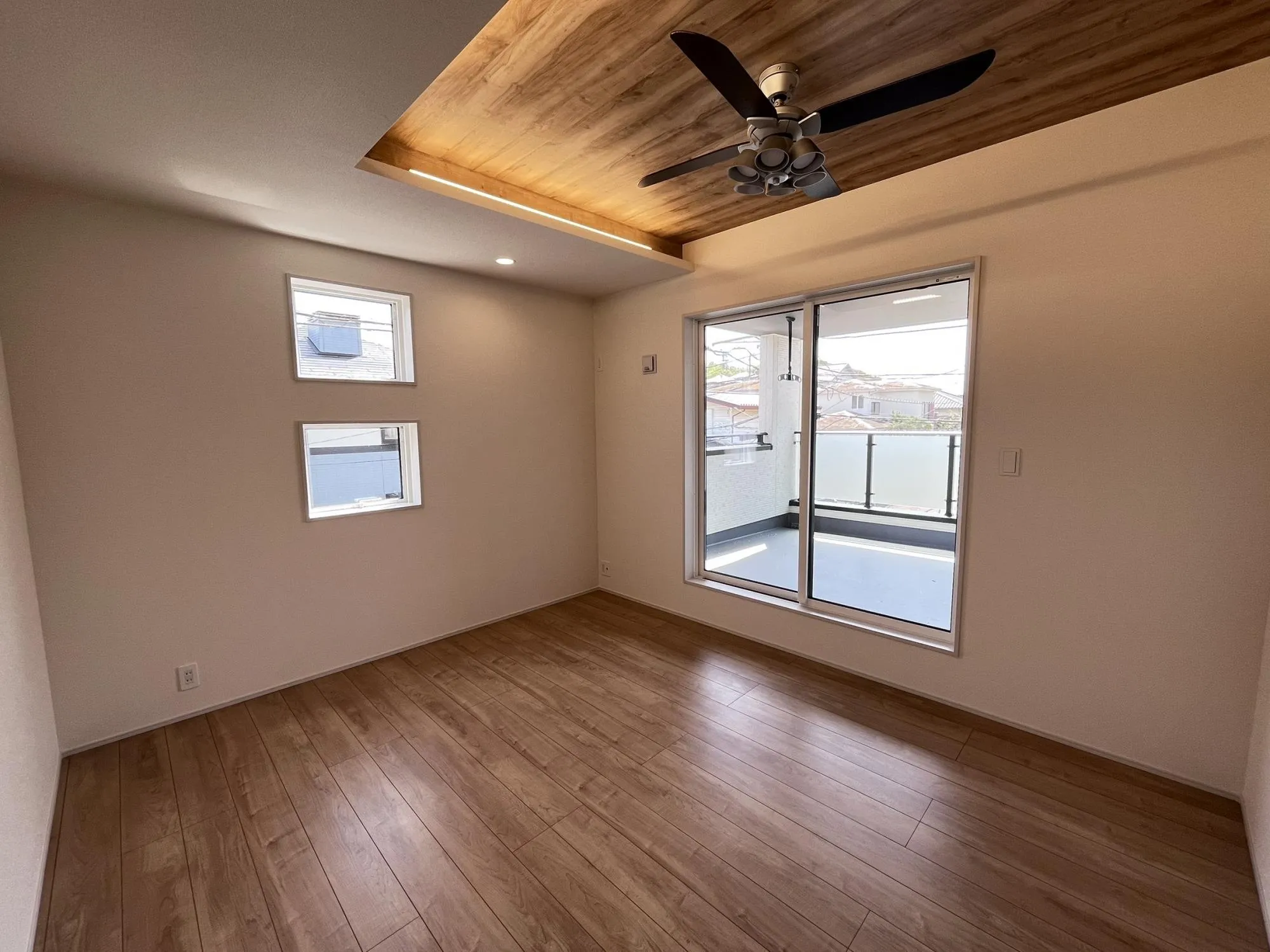 主寝室として最適な洋室は、2面採光で明るさたっぷり。
間接照明が空間に温かみを加え、リラックスできる居心地の良いお部屋です。
