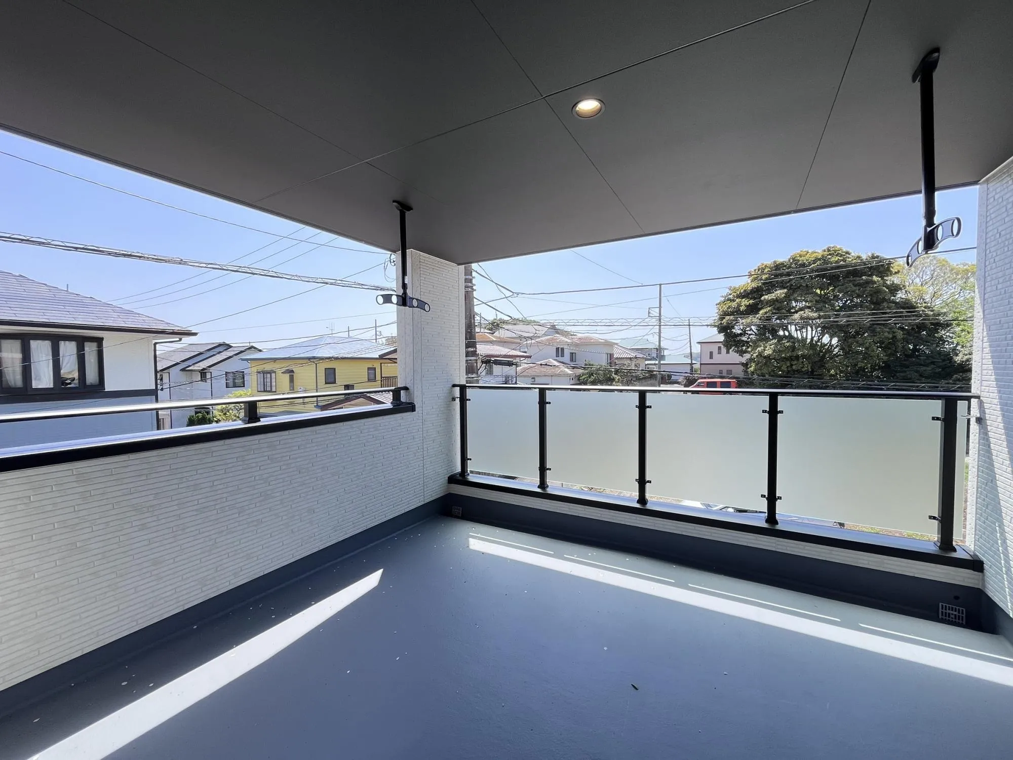 天候に左右されない、便利なインナーバルコニー。アクリルパネル付きで通常よりも採光性が向上しております。
