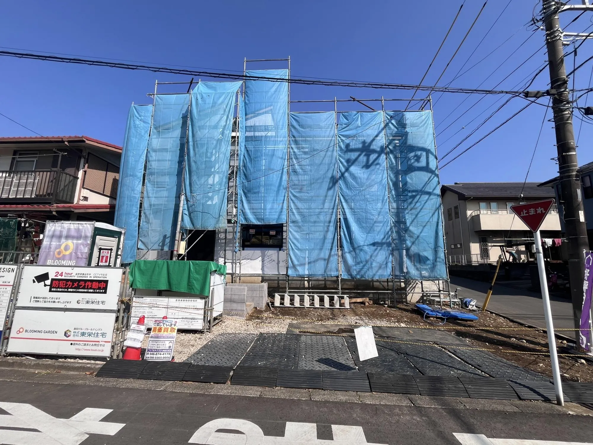 前面道路は交通量が少ない落ち着いた生活道路。車の出し入れもスムーズに行えるゆとりあるスペースを確保しています。
静かな環境で、快適な暮らしを実現できる立地です。