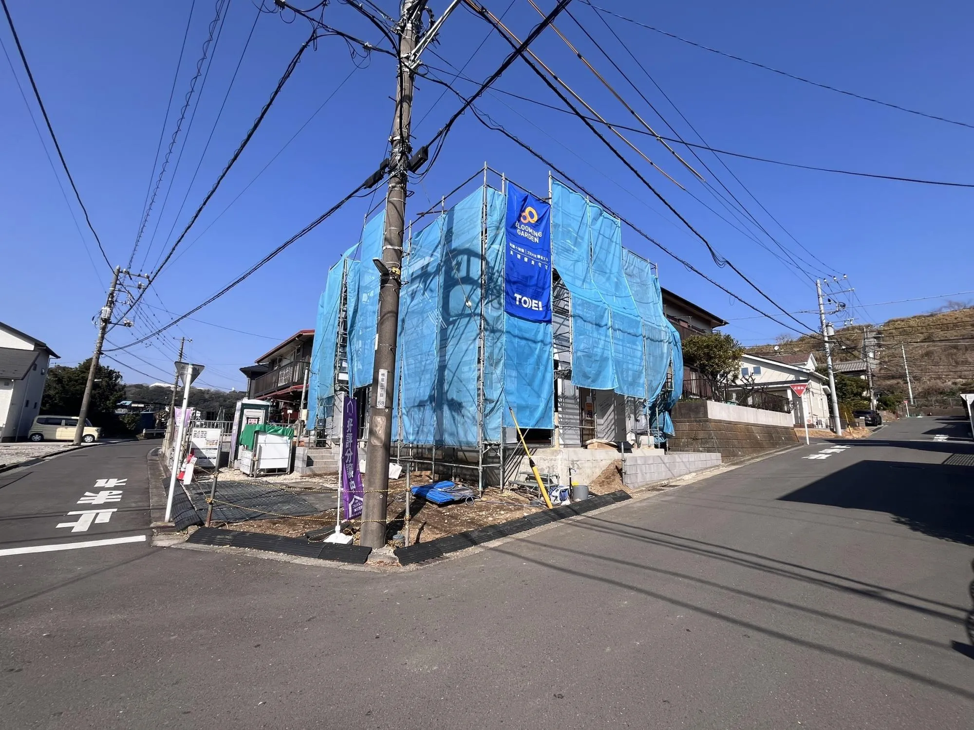 ＼南東角地 前面道路6m・4mの開放感!/
陽光に包まれる明るい住まい。
前面道路が広く、車の出し入れもスムーズです。