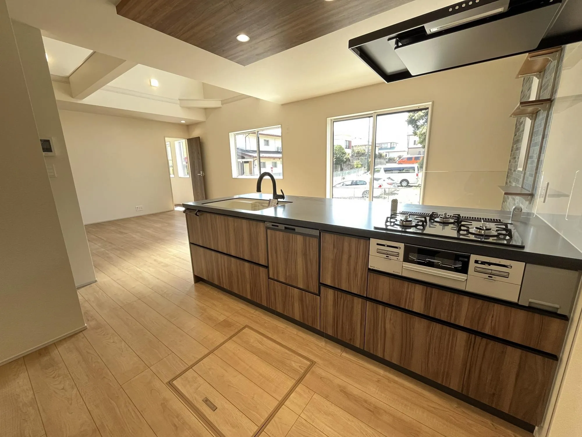 機能性とデザイン性を兼ね備えたシステムキッチン。
料理をする時間が、心地よいひとときに変わります。
