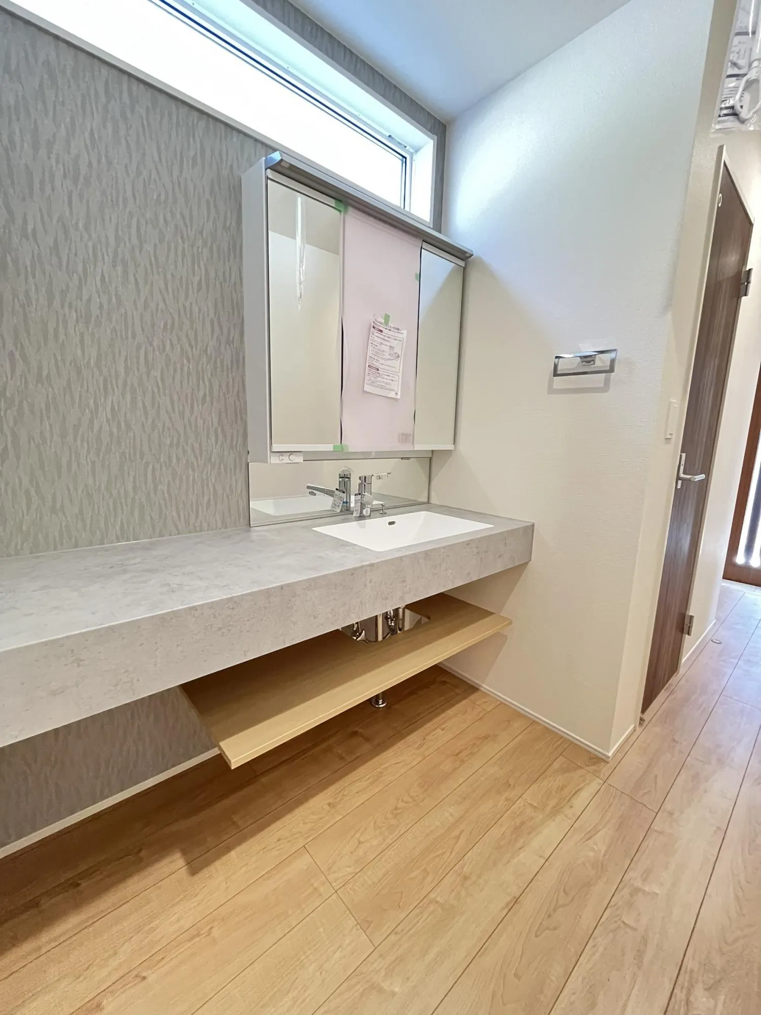 ワイド仕様でオシャレ&便利なスマートサニタリー
